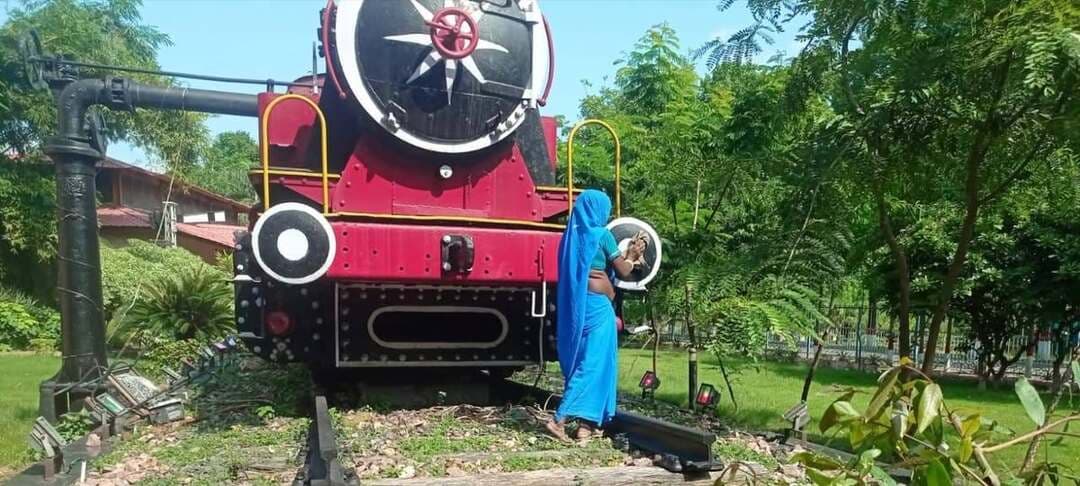 विश्व पर्यटन दिवस पर सोनपुर मंडल में रेलवे विरासत स्थलों पर विशेष स्वच्छता अभियान..
#सोनपुर.स्वच्छता ही सेवा–2026 अभियान के अंतर्गत विश्व पर्यटन दिवस के अवसर पर 27 सितंबर 2026 को पूर्व मध्य रेल के सोनपुर मंडल द्वारा रेलवे की विरासत एवं ऐतिहासिक परिसरों में विशेष स्वच्छता अभियान चलाया गया।अभियान के दौरान मंडल के विभिन्न स्टेशनों एवं रेलवे कॉलोनियों में रेलवे की थीमेटिक ब्रांडिंग कर स्वच्छता एवं पर्यटन के प्रति जनजागरूकता का संदेश दिया गया। विरासत स्थलों, सार्वजनिक परिसरों, प्लेटफॉर्म, प्रतीक्षालय एवं आसपास के क्षेत्रों की व्यापक सफाई सुनिश्चित की गई।
इस अवसर पर यात्रियों, रेलकर्मियों एवं स्थानीय नागरिकों को स्वच्छ स्टेशन, स्वच्छ कॉलोनी तथा रेलवे धरोहरों के संरक्षण के महत्व के बारे में जागरूक किया गया। मंडल प्रशासन ने सभी से स्वच्छ एवं सुंदर रेलवे परिसर बनाए रखने में सक्रिय सहभागिता की अपील की।यह अभियान मंडल रेल प्रबंधक अमित सरन के नेतृत्व तथा वरिष्ठ मंडल वाणिज्य प्रबंधक श्री धीरज कुमार के मार्गदर्शन में सफलतापूर्वक आयोजित किया गया।