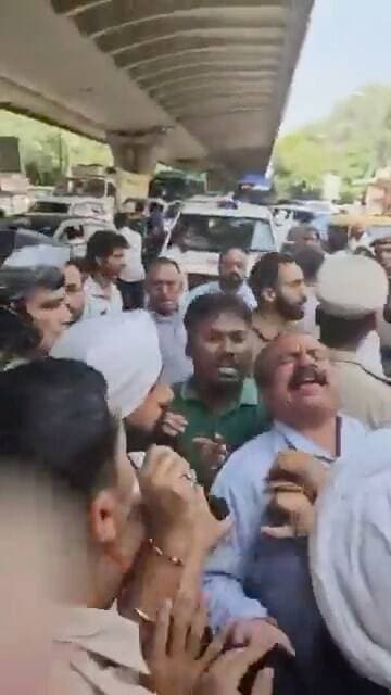 दिल्ली सरकार के PWD मंत्री प्रवेश वर्मा ने खराब सड़क की Video बना रहे एक युवक को थप्पड़ मारा !!
दरअसल, प्रवेश वर्मा आज तिलक नगर में पहुंचे। यहां लोगों ने उन्हें खराब सड़क अपने हाथ से उखाड़कर दिखाई। वहां AAP विधायक और उनके कार्यकर्ता भी मौजूद थे। हंगामा बढ़ा तो विधायक ने थप्पड़ मार दिया।