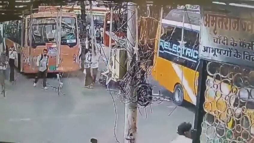 राजबाड़ा पर PM बस सेवा की बस का कहर!
इंदौर के सबसे व्यस्त इलाकों में शामिल राजबाड़ा में रविवार को उस वक्त अफरा-तफरी मच गई, जब सरकारी सिटी बस अनियंत्रित होकर लोगों और वाहनों से जा टकराई।
हादसे में एक व्यक्ति की मौत हो गई, जबकि कई लोग गंभीर रूप से घायल बताए जा रहे हैं। घटना का CCTV सामने आया है, जिसमें हादसे का भयावह मंजर कैद हुआ।
हादसे के बाद लोगों का गुस्सा फूट पड़ा और बस में तोड़फोड़ की गई। पुलिस ने मौके पर पहुंचकर स्थिति संभाली और मामले की जांच शुरू कर दी है।
सवाल सिर्फ हादसे का नहीं…
सवाल है कि भीड़भाड़ वाले राजबाड़ा में सार्वजनिक परिवहन की सुरक्षा व्यवस्था कितनी पुख्ता है?
#इंदौर #राजबाड़ा #IndoreNews #BusAccident #MadhyaPradesh