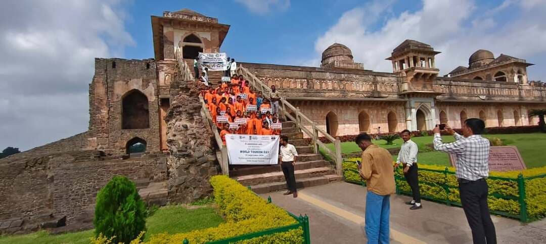 *विश्व पर्यटन दिवस पर इंदौर एयरपोर्ट एवं मांडू में पर्यटकों का पारंपरिक स्वागत*
------------
*भारत पर्यटन इंदौर द्वारा आयोजित कार्यक्रमों में पर्यटकों को भेंट की गई अतुल्य भारत की सामग्री एवं उपहार*
------------
*जहाज महल परिसर में भारतीय पुरातत्व सर्वेक्षण के सहयोग से चलाया गया स्वच्छता अभियान*
इंदौर, 27 सितम्बर 2026
विश्व पर्यटन दिवस के अवसर पर पर्यटन मंत्रालय, भारत सरकार के अंतर्गत भारत पर्यटन इंदौर द्वारा पर्यटन हितधारकों TAAI एवं ADTOI के सहयोग से देवी अहिल्याबाई होलकर विमानतल, इंदौर तथा ऐतिहासिक पर्यटन नगरी मांडू में विशेष कार्यक्रमों का आयोजन किया गया। इस अवसर पर देश-विदेश से आने वाले पर्यटकों का पारंपरिक रूप से तिलक लगाकर स्वागत किया गया तथा उन्हें अतुल्य भारत से जुड़ी सामग्री एवं आकर्षक उपहार भेंट किए गए। मांडू स्थित ऐतिहासिक जहाज महल परिसर में भारतीय पुरातत्व सर्वेक्षण (ASI) के सहयोग से स्वच्छता अभियान भी आयोजित किया गया।
*इंदौर एयरपोर्ट पर पर्यटकों का पारंपरिक स्वागत*
विश्व पर्यटन दिवस के अवसर पर देवी अहिल्याबाई होलकर विमानतल, इंदौर पर आयोजित कार्यक्रम में आगमन करने वाले यात्रियों का तिलक लगाकर पारंपरिक रूप से स्वागत किया गया। इस दौरान पर्यटकों को सरप्राइज गिफ्ट के रूप में स्वीट टॉफी, अतुल्य भारत प्रिंटेड टी-शर्ट, लैपटॉप बैग, कॉफी मग तथा TAAI की ओर से हैप्पी विश्व पर्यटन दिवस संदेश अंकित सिपर बोतल प्रदान की गई। कार्यक्रम का उद्देश्य पर्यटकों का स्वागत कर उन्हें सुखद अनुभव प्रदान करना तथा भारत की समृद्ध सांस्कृतिक विरासत और पर्यटन की विविधताओं से परिचित कराना था। इस अवसर पर भारत पर्यटन इंदौर के सहायक निदेशक श्री ए.गोपाल, एयरपोर्ट डायरेक्टर श्री अतुल सिंह, श्री हेमेंद्र सिंह एवं श्री अमित नवलानी सहित अन्य संबंधित अधिकारी उपस्थित थे।
*ऐतिहासिक जहाज महल, मांडू में पर्यटकों का स्वागत एवं स्वच्छता अभियान*
ऐतिहासिक पर्यटन नगरी मांडू के प्रसिद्ध जहाज महल स्मारक पर भी विश्व पर्यटन दिवस के अवसर पर विशेष कार्यक्रम आयोजित किया गया। यहां आने वाले पर्यटकों का तिलक लगाकर पारंपरिक स्वागत किया गया तथा उन्हें अतुल्य भारत से संबंधित प्रचार सामग्री एवं उपहार वितरित किए गए। कार्यक्रम के अंतर्गत भारतीय पुरातत्व सर्वेक्षण विभाग के सहयोग से जहाज महल परिसर में स्वच्छता अभियान भी चलाया गया। इस पहल के माध्यम से ऐतिहासिक स्मारकों की स्वच्छता, संरक्षण तथा पर्यटन स्थलों के प्रति पर्यटकों और आमजन में जागरूकता बढ़ाने का संदेश दिया गया।
इस अवसर पर भारतीय पुरातत्व सर्वेक्षण, मांडू के कंजर्वेशन असिस्टेंट श्री नीरज पाटन, टूरिस्ट इंफॉर्मेशन ऑफिसर श्री शिवम कुमार सहित अन्य गणमान्य नागरिक एवं पर्यटन हितधारक उपस्थित रहे। विश्व पर्यटन दिवस पर आयोजित इन कार्यक्रमों के माध्यम से पर्यटन स्थलों पर पर्यटकों के स्वागत, भारत की सांस्कृतिक विरासत के प्रचार-प्रसार तथा स्वच्छ एवं पर्यटक-अनुकूल वातावरण विकसित करने का संदेश दिया गया।
#WorldTourismDay #Tourism #IncredibleIndia #JansamparkMP #indore #इंदौर
CM Madhya Pradesh
Jansampark Madhya Pradesh
JDjansampark Indore