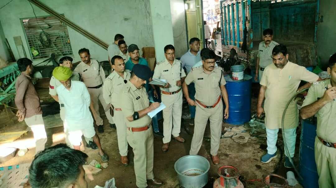 दूध के नाम पर बनाया जा रहा था मिलावटी पदार्थ, खेजड़िया भूप में कथित नकली दूध फैक्ट्री का भंडाफोड़
डिटर्जेंट, पाम ऑयल, विभिन्न केमिकल और मिक्सर समेत बड़ी मात्रा में सामग्री जब्त, पुलिस ने आरोपियों को हिरासत में लेकर शुरू की पूछताछ
मंदसौर/सुवासरा। जिले में मिलावटखोरों के खिलाफ चल रही कार्रवाई के बीच सुवासरा थाना क्षेत्र के खेजड़िया भूप गांव में पुलिस ने कथित तौर पर नकली दूध तैयार करने वाली एक अवैध फैक्ट्री का भंडाफोड़ किया है। पुलिस कार्रवाई में मौके से दूध जैसा पदार्थ तैयार करने में इस्तेमाल की जा रही बड़ी मात्रा में सामग्री और उपकरण बरामद किए गए हैं। इनमें डिटर्जेंट, पाम ऑयल, विभिन्न प्रकार के केमिकल, मिक्सर सहित अन्य सामान शामिल हैं। इस कार्रवाई के बाद खाद्य पदार्थों में मिलावट को लेकर एक बार फिर गंभीर सवाल खड़े हो गए हैं।
पुलिस अधीक्षक विनोद कुमार मीणा के निर्देशन में सुवासरा थाना पुलिस को क्षेत्र में नकली दूध तैयार कर उसकी सप्लाई किए जाने की सूचना मिली थी। सूचना को गंभीरता से लेते हुए पुलिस टीम ने संदिग्ध स्थान की जानकारी जुटाई और इसके बाद खेजड़िया भूप स्थित परिसर में दबिश दी। कार्रवाई के दौरान पुलिस को मौके पर ऐसी सामग्री और उपकरण मिले, जिनका इस्तेमाल कथित रूप से दूध जैसा पदार्थ तैयार करने में किया जा रहा था।
डिटर्जेंट और पाम ऑयल सहित कई सामग्री बरामद
पुलिस के अनुसार मौके से डिटर्जेंट, पाम ऑयल, अलग-अलग प्रकार के केमिकल, मिक्सर तथा नकली दूध तैयार करने में इस्तेमाल किए जाने वाले अन्य उपकरण जब्त किए गए हैं। प्रारंभिक जांच में सामने आया है कि इन सामग्रियों को मिलाकर दूध जैसा पदार्थ तैयार किया जा रहा था। पुलिस अब यह पता लगाने में जुटी है कि तैयार किया जा रहा पदार्थ कहां और किस माध्यम से सप्लाई किया जाता था।
स्वास्थ्य से खिलवाड़ की आशंका
दूध रोजमर्रा के खान-पान का महत्वपूर्ण हिस्सा है और इसका उपयोग बच्चों से लेकर बुजुर्गों तक बड़ी संख्या में लोग करते हैं। ऐसे में यदि दूध के नाम पर केमिकल और अन्य गैर-खाद्य सामग्री से तैयार पदार्थ लोगों तक पहुंच रहा था, तो यह गंभीर चिंता का विषय है। पुलिस द्वारा जब्त सामग्री की वास्तविक प्रकृति और उसके इस्तेमाल को लेकर आगे जांच की जा रही है। खाद्य विभाग की जांच के बाद ही यह स्पष्ट हो सकेगा कि तैयार किए जा रहे पदार्थ में कौन-कौन से रसायन इस्तेमाल किए जा रहे थे और उसका स्वास्थ्य पर क्या प्रभाव पड़ सकता है।
सप्लाई नेटवर्क की भी होगी जांच
पुलिस ने मामले में शामिल आरोपियों को हिरासत में लेकर पूछताछ शुरू कर दी है। पूछताछ के दौरान यह पता लगाने का प्रयास किया जा रहा है कि कथित नकली दूध तैयार करने का काम कब से चल रहा था, तैयार पदार्थ को किन क्षेत्रों में भेजा जाता था और इस कारोबार से जुड़े अन्य लोग कौन हैं। पुलिस सप्लाई चैन से जुड़े लोगों की जानकारी भी जुटा रही है।
मिलावटखोरी के खिलाफ पुलिस की कार्रवाई
पुलिस की इस कार्रवाई से क्षेत्र में मिलावट का कारोबार करने वालों में हड़कंप की स्थिति है। पुलिस अधिकारियों का कहना है कि मामले की जांच जारी है और जांच के दौरान सामने आने वाले तथ्यों के आधार पर आगे कार्रवाई की जाएगी। वहीं, जब्त सामग्री और तैयार किए जा रहे कथित दूध की गुणवत्ता तथा उसमें इस्तेमाल रसायनों की वास्तविक स्थिति जांच के बाद ही पूरी तरह स्पष्ट हो सकेगी।
खेजड़िया भूप में सामने आए इस मामले ने यह सवाल जरूर खड़ा कर दिया है कि यदि खाद्य पदार्थों में मिलावट कर उन्हें बाजार तक पहुंचाया जा रहा था, तो इसकी निगरानी और रोकथाम के लिए संबंधित विभागों को और सतर्क रहने की आवश्यकता है। फिलहाल पुलिस की जांच जारी है और आने वाले दिनों में इस मामले में और खुलासे होने की संभावना है।