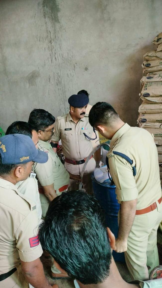 सुवासरा मे नकली घी ओर नकली दूध की फैक्ट्री पर पुलिस ने की कार्रवाही, खाद्य विभाग अनजान,