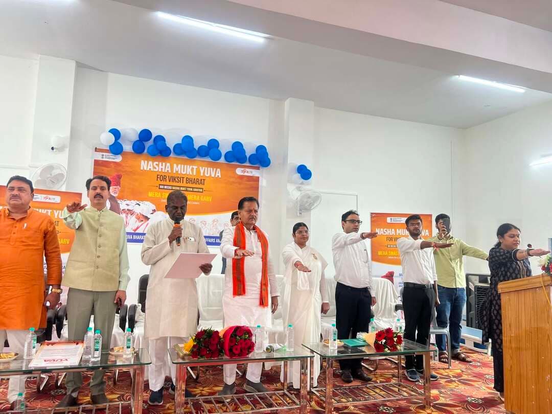 “MY HEALTH, MY PRIDE” स्वास्थ्य जांच एवं जागरूकता कार्यक्रम का आयोजन
नशा मुक्त युवा फॉर विकसित भारत अभियान के अंतर्गत 250 युवाओं ने लिया भाग
–––
–––
मेरा युवा भारत (MY Bharat) रायसेन द्वारा “नशा मुक्त युवा फॉर विकसित भारत” अभियान के 100 संडे अभियान के अंतर्गत “My Health, My Pride” विषय पर स्वास्थ्य जांच एवं जागरूकता कार्यक्रम रविवार को शासकीय कन्या विद्यालय रायसेन में आयोजित किया गया। कार्यक्रम का उद्देश्य युवाओं में स्वास्थ्य के प्रति जागरूकता, स्वस्थ जीवनशैली, निवारक स्वास्थ्य देखभाल तथा नशे के दुष्प्रभावों के प्रति जागरूकता बढ़ाना रहा।
कार्यक्रम में सांची विधायक डॉ. प्रभुराम चौधरी, पूर्व कैबिनेट मंत्री श्री रामपाल सिंह, श्री राकेश शर्मा, ब्रह्माकुमारी शकुंतला दीदी, डॉ. यशपाल बाल्यान, जन अभियान परिषद की जिला समन्वयक सुश्री प्रिया चौधरी, डीटीओ डॉ. आरती गंगवाल सहित लगभग 250 युवाओं ने उत्साहपूर्वक सहभागिता की।
स्वास्थ्य जांच शिविर एवं विशेषज्ञ सत्र
कार्यक्रम में युवाओं के लिए स्वास्थ्य जांच एवं बेसिक हेल्थ स्क्रीनिंग का आयोजन किया गया। इसके साथ ही युवाओं के स्वास्थ्य एवं नशामुक्ति से जुड़े विषयों पर दो महत्वपूर्ण Expert Sessions आयोजित किए गए।
प्रथम विशेषज्ञ सत्र में सुश्री नीता साहू द्वारा “Importance of Nutrition & Good Health” विषय पर जानकारी दी गई। उन्होंने युवाओं को संतुलित एवं पौष्टिक आहार, स्वस्थ जीवनशैली तथा बेहतर स्वास्थ्य के लिए आवश्यक पोषण के महत्व के बारे में जागरूक किया।
द्वितीय विशेषज्ञ सत्र में डॉ. आरती गंगवाल, DTO जिला चिकित्सालय रायसेन द्वारा “Ill Effects of Drug Addiction” विषय पर विस्तृत जानकारी दी गई। उन्होंने युवाओं को नशे के स्वास्थ्य पर पड़ने वाले दुष्प्रभावों तथा नशे से दूर रहने के महत्व के बारे में जागरूक किया।
सांस्कृतिक कार्यक्रम एवं नशामुक्ति शपथ
कार्यक्रम में युवाओं द्वारा सांस्कृतिक नृत्य एवं नुक्कड़ नाटक की प्रस्तुति भी दी गई। नुक्कड़ नाटक के माध्यम से नशे के दुष्प्रभावों एवं नशामुक्त जीवन के महत्व का प्रभावी संदेश दिया गया।
इस अवसर पर उपस्थित युवाओं को “नशा मुक्त युवा” शपथ भी दिलाई गई, जिसमें युवाओं ने स्वयं नशे से दूर रहने तथा समाज में नशामुक्ति का संदेश प्रसारित करने का संकल्प लिया। मेरा युवा भारत रायसेन द्वारा इस कार्यक्रम के माध्यम से युवाओं को स्वस्थ, जागरूक एवं नशामुक्त जीवनशैली अपनाने के लिए प्रेरित किया गया।
#Raisen Jansampark Madhya Pradesh JDjansampark Bhopal