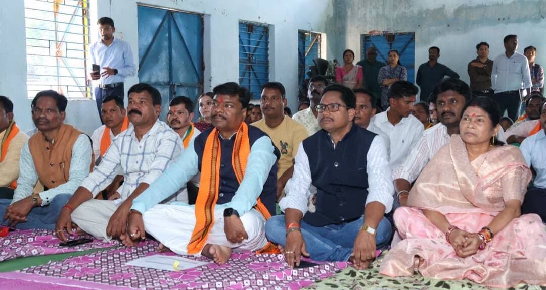 ग्राम पंचायत कुंगारपाल में ‘मन की बात’ के 138वें संस्करण का सामूहिक श्रवण किया गया। वन मंत्री श्री केदार कश्यप सहित जनप्रतिनिधियों और बड़ी संख्या में ग्रामीणों ने देश व जनसरोकारों से जुड़े विषयों को सुना।
#मनकीबात #बस्तर #कुंगारपाल
