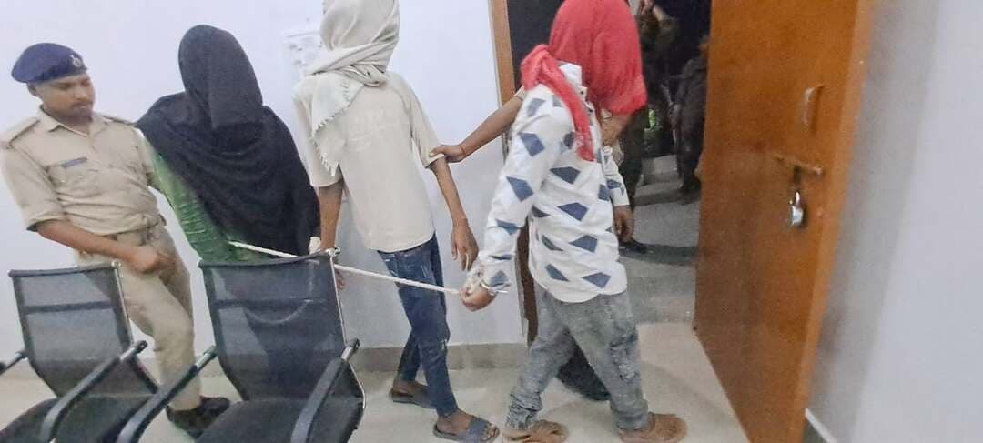 कुदरा थाना क्षेत्र से बड़ी खबर आ रही है जहां आज छिनतई मामले में आज 3 लोगों को गिरफ्तार किया गया है। जहां एक हफ्ते में दो महिलाओं से NH 19 पर पर्स को छीनकर फरार हो गए थे उन्हें कैमूर पुलिस ने आज गिरफ्तार कर मीडिया के सामने पेश किया।
