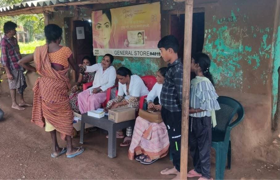 बस्तर के बाढ़ प्रभावितों के लिए स्वास्थ्य विभाग सक्रिय है। जगदलपुर के राहत शिविरों में 24×7 चिकित्सा सेवाएं, मोबाइल मेडिकल यूनिट और एंबुलेंस तैनात हैं। जलजनित व मौसमी बीमारियों की रोकथाम के लिए स्वास्थ्य टीमें लगातार निगरानी कर रही हैं।
#बस्तर #बाढ़राहत