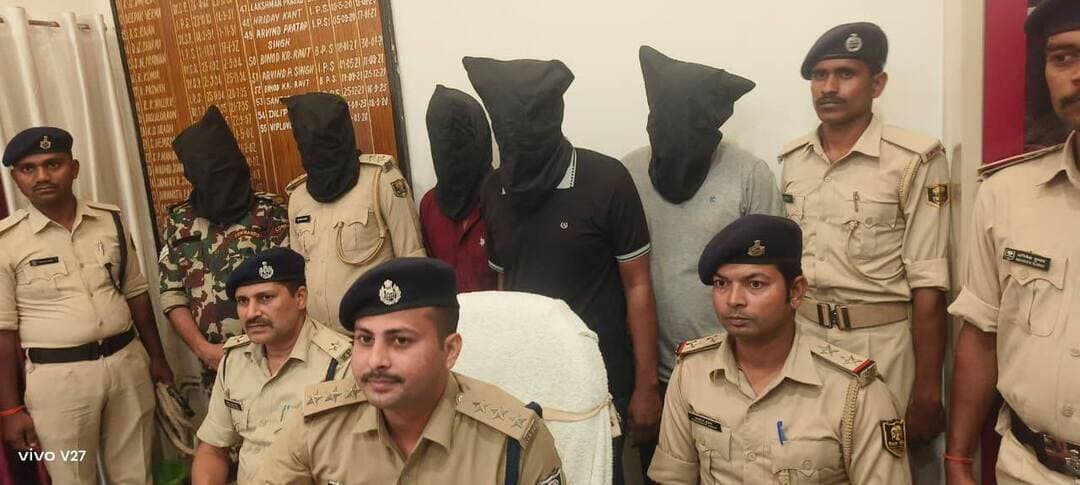 शिवसागर पुलिस ने फर्जी पुलिसकर्मी बनकर लूट की योजना बनाने वाले गिरोह के पांच सदस्यों को किया गिरफ्तार, देसी कट्टा, जिंदा कारतूस सहित कई सामान बरामद...