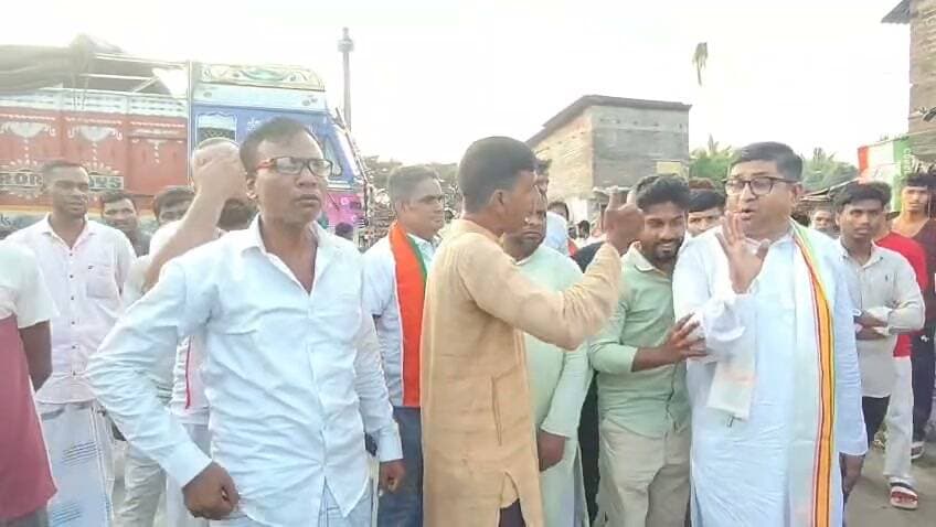 নন্দীগ্রামে ঋতব্রত শিবিরের প্রার্থীর সঙ্গে বচসায় বিজেপি কর্মী দাবি করা ব্যক্তিদের
ভাইরাল ভিডিও