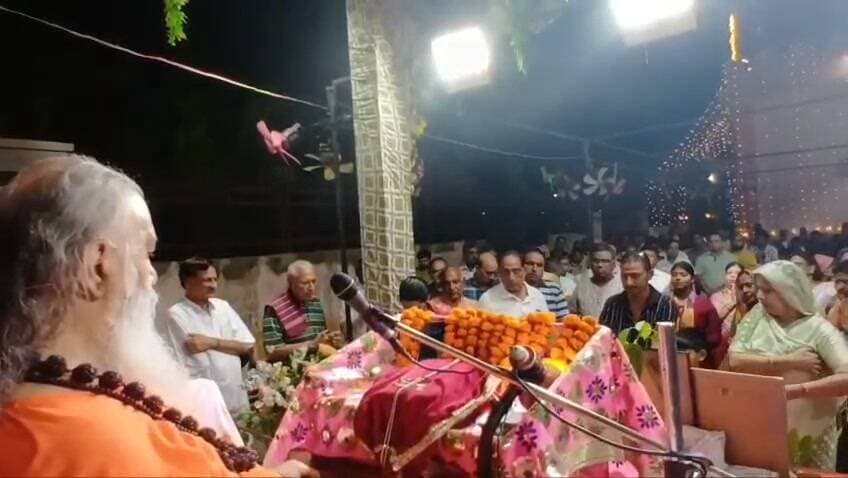 गीता ज्ञान से मिटता है तनाव, जीवन मुक्त होता है इंसान: स्वामी कमलानंद गिरि
लालबहादुर भाखर
पीलीबंगा। कस्बे की बीरबल विहार कॉलोनी स्थित मनोकामना सिद्ध श्री सालासर बालाजी धाम में आयोजित धार्मिक कार्यक्रम के दौरान स्वामी कमलानंद गिरि ने श्रीमद्भगवद् गीता पर सारगर्भित प्रवचन दिए। उन्होंने कहा कि गीता सनातन धर्म की अमूल्य धरोहर तथा समस्त शास्त्रों का निचोड़ है। जिस प्रकार कुरुक्षेत्र के मैदान में भगवान श्रीकृष्ण ने अर्जुन को गीता का उपदेश देकर उसके मोह व संशय को दूर किया था, उसी प्रकार आज भी गीता का ज्ञान मानव जीवन के लिए पथ-प्रदर्शक है।
स्वामी जी ने प्रवचन में कहा कि मनुष्य के जीवन में तनाव का सबसे बड़ा कारण अज्ञानता है। अज्ञान अंधकार स्वरूप है और ज्ञान प्रकाश है। जैसे ही व्यक्ति को ज्ञान की प्राप्ति होती है, उसके भय और भ्रम स्वतः समाप्त हो जाते हैं। गीता मनुष्य को एकाग्रता प्रदान करती है तथा कठिन परिस्थितियों और समस्याओं से लड़ने का संबल देती है। उन्होंने स्पष्ट किया कि द्वैत भाव से अशांति बढ़ती है, जबकि अद्वैत दर्शन से शांति एवं निर्भयता की प्राप्ति होती है।
उल्लेखनीय है कि सालासर बालाजी धाम में चल रही यह कथा आगामी आठ दिनों तक निरंतर जारी रहेगी। कथा प्रसंगों के दौरान गायक रमन जैन द्वारा भजनों की मधुर प्रस्तुतियाँ दी जा रही हैं, जिन पर श्रद्धालु भावविभोर हो रहे हैं। Part 10