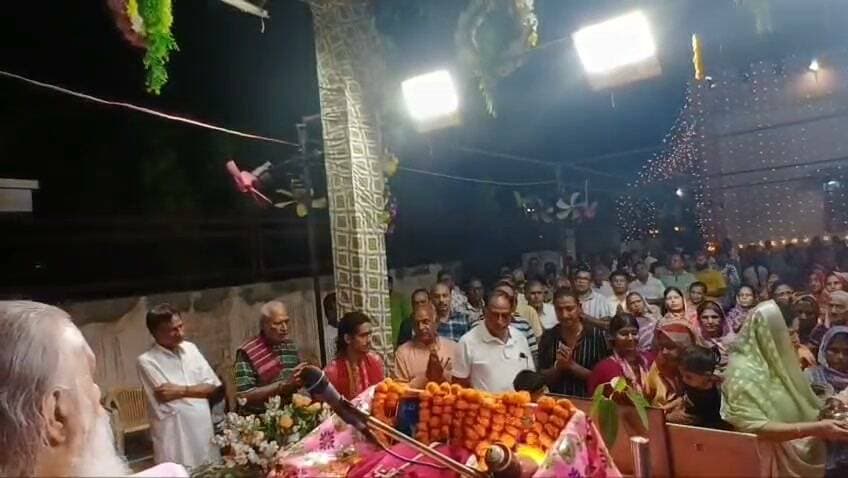 गीता ज्ञान से मिटता है तनाव, जीवन मुक्त होता है इंसान: स्वामी कमलानंद गिरि
लालबहादुर भाखर
पीलीबंगा। कस्बे की बीरबल विहार कॉलोनी स्थित मनोकामना सिद्ध श्री सालासर बालाजी धाम में आयोजित धार्मिक कार्यक्रम के दौरान स्वामी कमलानंद गिरि ने श्रीमद्भगवद् गीता पर सारगर्भित प्रवचन दिए। उन्होंने कहा कि गीता सनातन धर्म की अमूल्य धरोहर तथा समस्त शास्त्रों का निचोड़ है। जिस प्रकार कुरुक्षेत्र के मैदान में भगवान श्रीकृष्ण ने अर्जुन को गीता का उपदेश देकर उसके मोह व संशय को दूर किया था, उसी प्रकार आज भी गीता का ज्ञान मानव जीवन के लिए पथ-प्रदर्शक है।
स्वामी जी ने प्रवचन में कहा कि मनुष्य के जीवन में तनाव का सबसे बड़ा कारण अज्ञानता है। अज्ञान अंधकार स्वरूप है और ज्ञान प्रकाश है। जैसे ही व्यक्ति को ज्ञान की प्राप्ति होती है, उसके भय और भ्रम स्वतः समाप्त हो जाते हैं। गीता मनुष्य को एकाग्रता प्रदान करती है तथा कठिन परिस्थितियों और समस्याओं से लड़ने का संबल देती है। उन्होंने स्पष्ट किया कि द्वैत भाव से अशांति बढ़ती है, जबकि अद्वैत दर्शन से शांति एवं निर्भयता की प्राप्ति होती है।
उल्लेखनीय है कि सालासर बालाजी धाम में चल रही यह कथा आगामी आठ दिनों तक निरंतर जारी रहेगी। कथा प्रसंगों के दौरान गायक रमन जैन द्वारा भजनों की मधुर प्रस्तुतियाँ दी जा रही हैं, जिन पर श्रद्धालु भावविभोर हो रहे हैं। Part 9