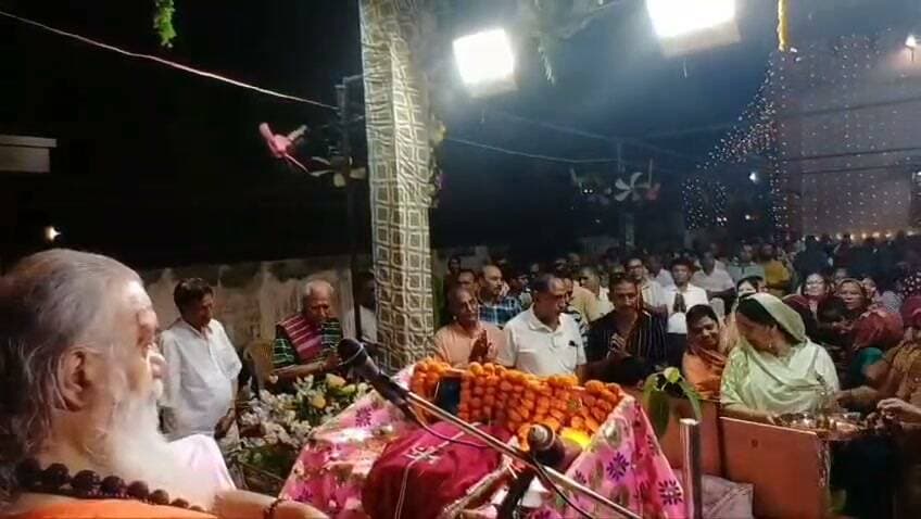 गीता ज्ञान से मिटता है तनाव, जीवन मुक्त होता है इंसान: स्वामी कमलानंद गिरि
लालबहादुर भाखर
पीलीबंगा। कस्बे की बीरबल विहार कॉलोनी स्थित मनोकामना सिद्ध श्री सालासर बालाजी धाम में आयोजित धार्मिक कार्यक्रम के दौरान स्वामी कमलानंद गिरि ने श्रीमद्भगवद् गीता पर सारगर्भित प्रवचन दिए। उन्होंने कहा कि गीता सनातन धर्म की अमूल्य धरोहर तथा समस्त शास्त्रों का निचोड़ है। जिस प्रकार कुरुक्षेत्र के मैदान में भगवान श्रीकृष्ण ने अर्जुन को गीता का उपदेश देकर उसके मोह व संशय को दूर किया था, उसी प्रकार आज भी गीता का ज्ञान मानव जीवन के लिए पथ-प्रदर्शक है।
स्वामी जी ने प्रवचन में कहा कि मनुष्य के जीवन में तनाव का सबसे बड़ा कारण अज्ञानता है। अज्ञान अंधकार स्वरूप है और ज्ञान प्रकाश है। जैसे ही व्यक्ति को ज्ञान की प्राप्ति होती है, उसके भय और भ्रम स्वतः समाप्त हो जाते हैं। गीता मनुष्य को एकाग्रता प्रदान करती है तथा कठिन परिस्थितियों और समस्याओं से लड़ने का संबल देती है। उन्होंने स्पष्ट किया कि द्वैत भाव से अशांति बढ़ती है, जबकि अद्वैत दर्शन से शांति एवं निर्भयता की प्राप्ति होती है।
उल्लेखनीय है कि सालासर बालाजी धाम में चल रही यह कथा आगामी आठ दिनों तक निरंतर जारी रहेगी। कथा प्रसंगों के दौरान गायक रमन जैन द्वारा भजनों की मधुर प्रस्तुतियाँ दी जा रही हैं, जिन पर श्रद्धालु भावविभोर हो रहे हैं। Part 8