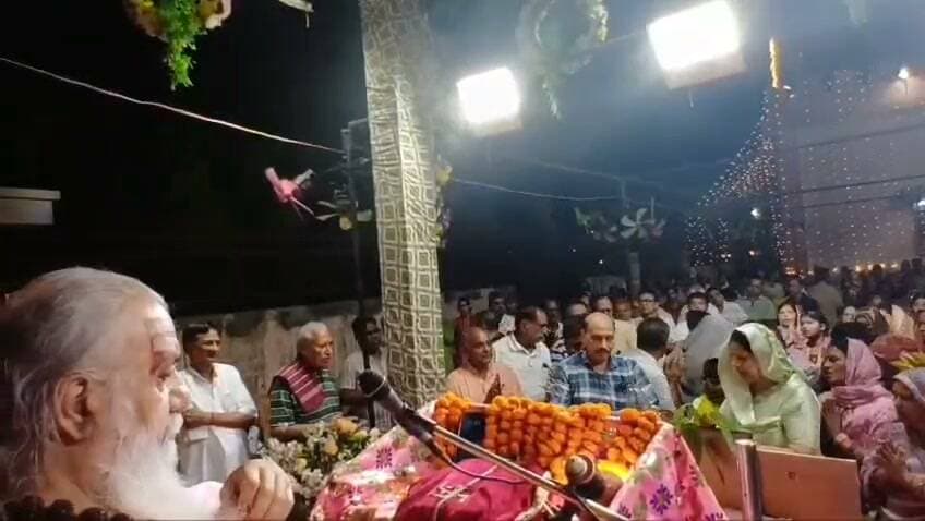 गीता ज्ञान से मिटता है तनाव, जीवन मुक्त होता है इंसान: स्वामी कमलानंद गिरि
लालबहादुर भाखर
पीलीबंगा। कस्बे की बीरबल विहार कॉलोनी स्थित मनोकामना सिद्ध श्री सालासर बालाजी धाम में आयोजित धार्मिक कार्यक्रम के दौरान स्वामी कमलानंद गिरि ने श्रीमद्भगवद् गीता पर सारगर्भित प्रवचन दिए। उन्होंने कहा कि गीता सनातन धर्म की अमूल्य धरोहर तथा समस्त शास्त्रों का निचोड़ है। जिस प्रकार कुरुक्षेत्र के मैदान में भगवान श्रीकृष्ण ने अर्जुन को गीता का उपदेश देकर उसके मोह व संशय को दूर किया था, उसी प्रकार आज भी गीता का ज्ञान मानव जीवन के लिए पथ-प्रदर्शक है।
स्वामी जी ने प्रवचन में कहा कि मनुष्य के जीवन में तनाव का सबसे बड़ा कारण अज्ञानता है। अज्ञान अंधकार स्वरूप है और ज्ञान प्रकाश है। जैसे ही व्यक्ति को ज्ञान की प्राप्ति होती है, उसके भय और भ्रम स्वतः समाप्त हो जाते हैं। गीता मनुष्य को एकाग्रता प्रदान करती है तथा कठिन परिस्थितियों और समस्याओं से लड़ने का संबल देती है। उन्होंने स्पष्ट किया कि द्वैत भाव से अशांति बढ़ती है, जबकि अद्वैत दर्शन से शांति एवं निर्भयता की प्राप्ति होती है।
उल्लेखनीय है कि सालासर बालाजी धाम में चल रही यह कथा आगामी आठ दिनों तक निरंतर जारी रहेगी। कथा प्रसंगों के दौरान गायक रमन जैन द्वारा भजनों की मधुर प्रस्तुतियाँ दी जा रही हैं, जिन पर श्रद्धालु भावविभोर हो रहे हैं। Part 7