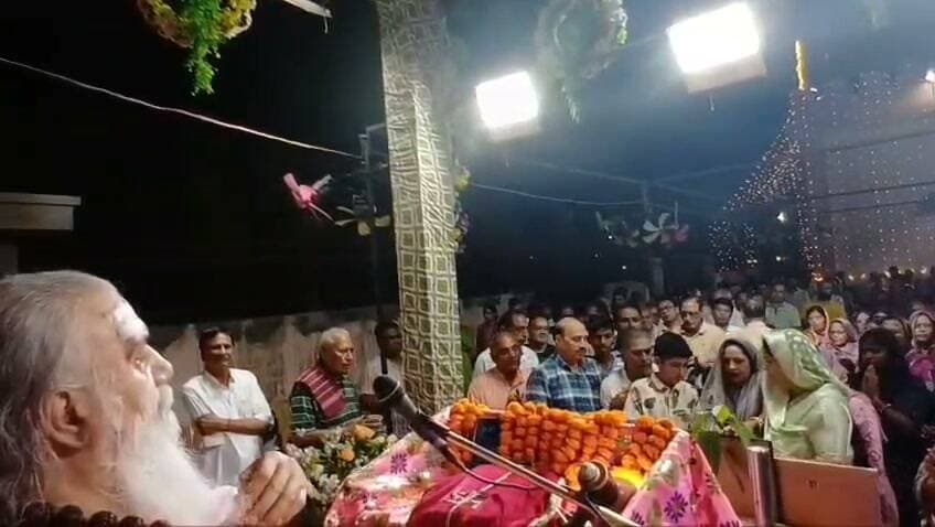 गीता ज्ञान से मिटता है तनाव, जीवन मुक्त होता है इंसान: स्वामी कमलानंद गिरि
लालबहादुर भाखर
पीलीबंगा। कस्बे की बीरबल विहार कॉलोनी स्थित मनोकामना सिद्ध श्री सालासर बालाजी धाम में आयोजित धार्मिक कार्यक्रम के दौरान स्वामी कमलानंद गिरि ने श्रीमद्भगवद् गीता पर सारगर्भित प्रवचन दिए। उन्होंने कहा कि गीता सनातन धर्म की अमूल्य धरोहर तथा समस्त शास्त्रों का निचोड़ है। जिस प्रकार कुरुक्षेत्र के मैदान में भगवान श्रीकृष्ण ने अर्जुन को गीता का उपदेश देकर उसके मोह व संशय को दूर किया था, उसी प्रकार आज भी गीता का ज्ञान मानव जीवन के लिए पथ-प्रदर्शक है।
स्वामी जी ने प्रवचन में कहा कि मनुष्य के जीवन में तनाव का सबसे बड़ा कारण अज्ञानता है। अज्ञान अंधकार स्वरूप है और ज्ञान प्रकाश है। जैसे ही व्यक्ति को ज्ञान की प्राप्ति होती है, उसके भय और भ्रम स्वतः समाप्त हो जाते हैं। गीता मनुष्य को एकाग्रता प्रदान करती है तथा कठिन परिस्थितियों और समस्याओं से लड़ने का संबल देती है। उन्होंने स्पष्ट किया कि द्वैत भाव से अशांति बढ़ती है, जबकि अद्वैत दर्शन से शांति एवं निर्भयता की प्राप्ति होती है।
उल्लेखनीय है कि सालासर बालाजी धाम में चल रही यह कथा आगामी आठ दिनों तक निरंतर जारी रहेगी। कथा प्रसंगों के दौरान गायक रमन जैन द्वारा भजनों की मधुर प्रस्तुतियाँ दी जा रही हैं, जिन पर श्रद्धालु भावविभोर हो रहे हैं। Part 6