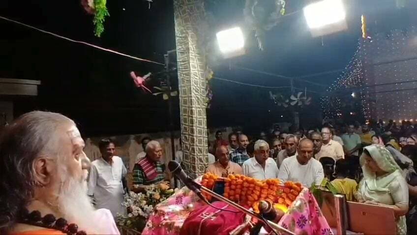 गीता ज्ञान से मिटता है तनाव, जीवन मुक्त होता है इंसान: स्वामी कमलानंद गिरि
लालबहादुर भाखर
पीलीबंगा। कस्बे की बीरबल विहार कॉलोनी स्थित मनोकामना सिद्ध श्री सालासर बालाजी धाम में आयोजित धार्मिक कार्यक्रम के दौरान स्वामी कमलानंद गिरि ने श्रीमद्भगवद् गीता पर सारगर्भित प्रवचन दिए। उन्होंने कहा कि गीता सनातन धर्म की अमूल्य धरोहर तथा समस्त शास्त्रों का निचोड़ है। जिस प्रकार कुरुक्षेत्र के मैदान में भगवान श्रीकृष्ण ने अर्जुन को गीता का उपदेश देकर उसके मोह व संशय को दूर किया था, उसी प्रकार आज भी गीता का ज्ञान मानव जीवन के लिए पथ-प्रदर्शक है।
स्वामी जी ने प्रवचन में कहा कि मनुष्य के जीवन में तनाव का सबसे बड़ा कारण अज्ञानता है। अज्ञान अंधकार स्वरूप है और ज्ञान प्रकाश है। जैसे ही व्यक्ति को ज्ञान की प्राप्ति होती है, उसके भय और भ्रम स्वतः समाप्त हो जाते हैं। गीता मनुष्य को एकाग्रता प्रदान करती है तथा कठिन परिस्थितियों और समस्याओं से लड़ने का संबल देती है। उन्होंने स्पष्ट किया कि द्वैत भाव से अशांति बढ़ती है, जबकि अद्वैत दर्शन से शांति एवं निर्भयता की प्राप्ति होती है।
उल्लेखनीय है कि सालासर बालाजी धाम में चल रही यह कथा आगामी आठ दिनों तक निरंतर जारी रहेगी। कथा प्रसंगों के दौरान गायक रमन जैन द्वारा भजनों की मधुर प्रस्तुतियाँ दी जा रही हैं, जिन पर श्रद्धालु भावविभोर हो रहे हैं। Part 5