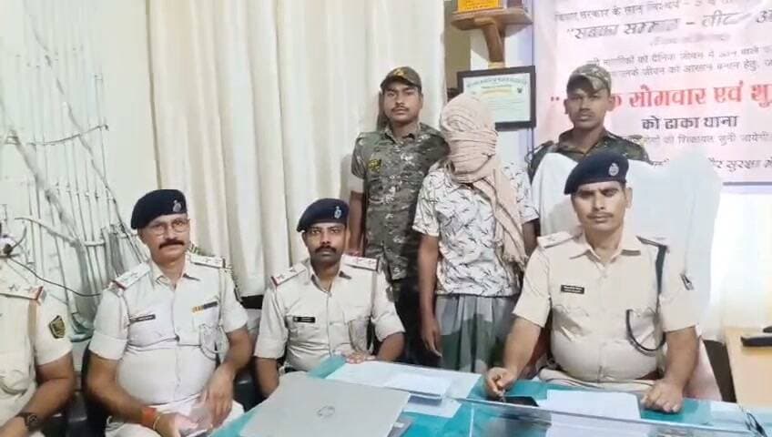 पाकिस्तानी नेटवर्क से जुड़े युवक को मोतिहारी पुलिस ने किया गिरफ्तार, मोबाइल से आतंकी हमले का वीडियो,फोटो और देश विरोधी रील्स मिला
मोतिहारी:-पाकिस्तान के शहजाद शेख भट्टी नेटवर्क से जुड़े गुर्गे मोतिहारी में पकड़ा गया।गिरफ्तार ब्यक्ति के मोबाइल से आतंकी हमले से जुड़े वीडियो, फोटो के साथ देश विरोधी रील्स मिले है।अब पुलिस जांच में जुटी है कि गिरफ्तार युवक के साथ अन्य कौन कौन लोग पाकिस्तानी नेटवर्क से जुड़े है जिसका जांच के बाद विस्तृत खुलासा हो सकता है।गिरफ्तार युवक की पहचान पूर्वी चंपारण जिले के ढाका थाना क्षेत्र बिसरहिया गांव निवासी समसुल हक के पुत्र मोहम्मद सेयाज आलम के रूप में की गई है।
प्राप्त जानकारी के अनुसार पूर्वी चंपारण जिले के ढाका थाना के द्वारा बिसरहिया गांव के करीब वाहन चेकिंग की जा रही थी तभी पुलिस की गस्ती देख एक युवक भागने का प्रयास किया तब तक पुलिस के द्वारा पीछा कर पकड़ लिया गया। पूछताछ के साथ इलेक्ट्रॉनिक मोबाइल फोन बरामद किया गया। जिस मोबाइल में आतंकी हमले से जुड़े वीडियो फोटो और देश विरोधी रील्स प्राप्त हुआ। वही पूछताछ में गिरफ्तार युवक के द्वारा स्वीकार किया गया पाकिस्तान शहजाद शेख भट्टी नेटवर्क से जुड़े अली गुज्जर के साथ सोशल मीडिया के माध्यम से संपर्क में हैं। वही मोतीहारी पुलिस जप्त मोबाइल से मिले डिजिटल पेज और सोशल मीडिया संपर्कों की जांच में जुटी है।
मोतीहारी पुलिस अधीक्षक स्वर्ण प्रभात में सोशल मीडिया के माध्यम से जानकारी देते हुए बताया है गिरफ्तार युवक से पूछताछ जारी है, गिरफ्तार युवक की नेटवर्क पाकिस्तान से होने की बात सामने आई है कई साक्ष्य गिरफ्तार युवक के मोबाइल से प्राप्त किया गया है।मोतीहारी पुलिस गिरफ्तार यूवक का नेटवर्क पाकिस्तान एवं भारतीय क्षेत्र में किन-किन लोगों से है विस्तृत जांच में जुटी है। गिरफ्तार युवक के बरामद मोबाइल से मिली साक्ष्य के आधार पर विस्तृत जांच की जा रही है मोतीहारी पुलिस के द्वारा कई सुरक्षा एजेंसियों को जानकारी प्रदान कर दी गई है #FecebookViralVideo #fecbookviralpost #nonfollowers #feliz