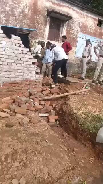 #सीधी जिले के #कमर्जी #थाना अंतर्गत कोलूडीह में रविवार को अतिक्रमण हटाने की कार्रवाई, ग्रामीणों ने सड़क पर लगाया जाम
ग्रामीणों की मांग—#अतिक्रमण हटे तो सभी का हटे, पात्र हितग्राहियों का पहले हो निष्पक्ष निरीक्षण; कार्रवाई को लेकर प्रशासन पर उठे सवाल,
#चुरहट। चुरहट क्षेत्र अंतर्गत कोलूडीह में रविवार को वन विभाग, राजस्व विभाग और पुलिस की मौजूदगी में अतिक्रमण हटाने की कार्रवाई की गई। कार्रवाई के दौरान ग्रामीणों ने विरोध जताते हुए सड़क पर जाम लगा दिया। ग्रामीणों की मुख्य मांग रही कि यदि शासकीय एवं वन भूमि से अतिक्रमण हटाया जा रहा है तो कार्रवाई सभी अतिक्रमणकारियों पर समान रूप से की जाए।
पात्र हितग्राहियों के निरीक्षण को लेकर सवाल
ग्रामीणों का कहना है कि शासन की गाइडलाइन के अनुसार जिन लोगों के पात्र हितग्राही होने का दावा है, उनके मामलों का तहसीलदार एवं एसडीएम स्तर से विधिवत निरीक्षण और सत्यापन किया जाना चाहिए। ग्रामीणों का आरोप है कि कार्रवाई से पहले सभी पात्र दावेदारों की स्थिति का पर्याप्त निरीक्षण नहीं किया गया।
ग्रामीणों का कहना है कि एक ओर शासन स्तर पर पात्र लोगों को नियमानुसार पट्टा अथवा अधिकार दिए जाने की प्रक्रिया की बात की जाती है, वहीं दूसरी ओर अतिक्रमण हटाने की कार्रवाई भी की जा रही है। ऐसे में पात्र और अपात्र लोगों की पहचान स्पष्ट करने के लिए प्रशासन को मौके पर रिकॉर्ड और दस्तावेजों का परीक्षण करना चाहिए।
ग्रामीणों का आरोप—पुराने अतिक्रमण पर भी हो कार्रवाई
ग्रामीणों ने आरोप लगाया कि कुछ लोग लंबे समय से जंगल अथवा शासकीय भूमि पर कब्जा किए हुए हैं। उनका कहना है कि यदि प्रशासन अतिक्रमण हटाने की कार्रवाई कर रहा है तो पहले से मौजूद सभी अवैध कब्जों को भी जांच के दायरे में लाया जाना चाहिए।
ग्रामीणों की मांग है कि कार्रवाई किसी व्यक्ति की जाति, पहचान या अन्य आधार पर नहीं, बल्कि सरकारी रिकॉर्ड और नियमानुसार पात्रता के आधार पर की जाए।
सड़क पर उतरे ग्रामीण
अतिक्रमण हटाने की कार्रवाई को लेकर ग्रामीणों में असंतोष बढ़ने के बाद उन्होंने सड़क पर जाम लगा दिया। ग्रामीणों की एक प्रमुख मांग रही कि “अतिक्रमण हटे तो सभी का हटे।” उनका कहना है कि कार्रवाई में समानता और पारदर्शिता होनी चाहिए।
ग्रामीणों ने यह भी आरोप लगाया कि प्रशासनिक अमले को कार्रवाई के लिए बुलाए जाने के पीछे कुछ लोगों का प्रभाव रहा है। हालांकि इस आरोप की स्वतंत्र पुष्टि नहीं हो सकी है और संबंधित प्रशासनिक अधिकारियों का पक्ष सामने आना बाकी है।
ग्राउंड जीरो से बड़ा सवाल
अतिक्रमण शासकीय भूमि पर हो या वन भूमि पर, नियमानुसार कार्रवाई प्रशासन का अधिकार है। वहीं यदि किसी व्यक्ति के पास पात्रता संबंधी वैध दस्तावेज या शासन की किसी योजना के तहत अधिकार का दावा है, तो उसका परीक्षण भी नियमानुसार किया जाना आवश्यक है।
ऐसे में कोलूडीह की कार्रवाई के बाद सबसे बड़ा सवाल यही है कि क्या सभी संबंधित जमीनों और दावेदारों का रिकॉर्ड के आधार पर समान रूप से सत्यापन किया गया है? प्रशासन की जांच और आधिकारिक रिकॉर्ड सामने आने के बाद ही पूरी स्थिति स्पष्ट हो सकेगी।
नोट: ग्रामीणों द्वारा लगाए गए आरोपों की स्वतंत्र पुष्टि इस रिपोर्ट में नहीं हुई है। प्रशासन का आधिकारिक पक्ष सामने आने के बाद उसे भी प्रमुखता से साझा किया जाएगा 👍🏻