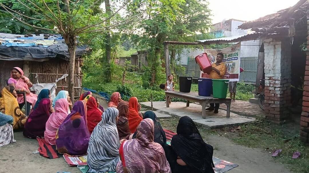 ग्राम पंचायत राज समसपुर के वार्ड संख्या 12 में लोहिया स्वच्छता ही सेवा" अभियान के अंतर्गत जीविका दीदी को चार रंग के डस्टबिन के बारे में बताया गया है। स्रोत पर कचड़े का छटाई से ही कचड़े का सही निष्पादन हो सकता है।