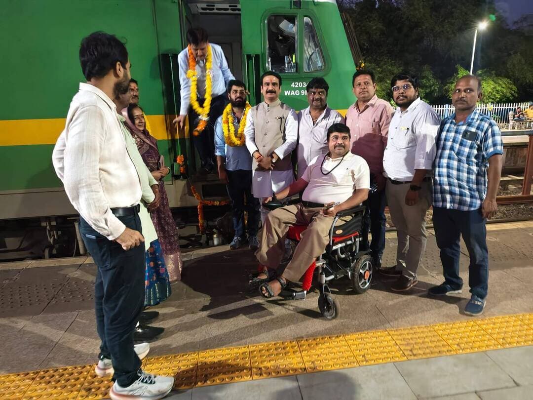 #गुना - मुख्यमंत्री तीर्थ दर्शन योजना के तहत वाराणसी-गया के लिए 259 श्रद्धालु हुए रवाना
मुख्यमंत्री तीर्थ दर्शन योजना अंतर्गत गुना जिले से वाराणसी-गया तीर्थ यात्रा के लिए शनिवार शाम गुना रेलवे स्टेशन से 259 यात्री एवं 5 अनुरक्षक रवाना हुए। यह यात्रा 26 सितम्बर से 1 अक्टूबर तक संचालित होगी।
यात्रा के दौरान यात्रियों को माला पहनाकर शुभ यात्रा की मंगलकामनाएं दी गईं। साथ ही यात्रियों से संवाद कर यात्रा संबंधी व्यवस्थाओं की जानकारी ली गई तथा आवश्यक दिशा-निर्देश दिए गए।
इस अवसर पर जिला अध्यक्ष श्री धर्मेंद्र सिकरवार, नगरपालिका अध्यक्ष श्रीमती सविता गुप्ता, ज्वाइंट कलेक्टर श्री संजीव खेमरिया सहित अन्य विभागीय अधिकारी उपस्थित रहे।
#Guna CM Madhya Pradesh Jansampark Madhya Pradesh Gwalior Commissioner Panchayat, Rural Development and Social Welfare Department of Madhya Pradesh