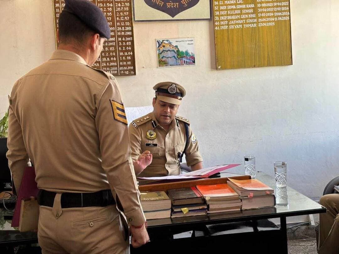 SSP Shimla गौरव सिंह ने किया पुलिस थाना ठियोग का निरीक्षण
▪️ एसएसपी शिमला गौरव सिंह ने पुलिस थाना ठियोग का औपचारिक दौरा कर थाना की कार्यप्रणाली और पुलिस कर्मचारियों से जुड़े विभिन्न विषयों का जायजा लिया।
▪️ इस दौरान अपराधों की जांच एवं डिटेक्शन को बेहतर बनाने, लंबित मामलों का शीघ्र निपटारा करने तथा क्षेत्र में पुलिस की मौजूदगी और गश्त को मजबूत करने पर जोर दिया गया।
▪️ क्षेत्र में पुलिस व्यवस्था को और मजबूत करने के लिए फागू और छैला में अतिरिक्त पुलिस बल उपलब्ध करवाया गया है, जिससे इन क्षेत्रों में पुलिस की मौजूदगी और निगरानी बढ़ेगी।
▪️ पुलिस कर्मचारियों के कल्याण और सुविधाओं को भी प्राथमिकता दी गई। थाना भवन की आवश्यक मरम्मत के लिए विभाग द्वारा धनराशि उपलब्ध करवाई गई है, जिससे थाना परिसर की सुविधाओं और कार्य वातावरण में सुधार होगा।
▪️ एसएसपी ने पुलिस कर्मचारियों से बातचीत कर उनकी समस्याओं एवं आवश्यकताओं की जानकारी ली और बेहतर पुलिसिंग, नशा तस्करों के खिलाफ कड़ी कार्रवाई, अनुशासन तथा जनता के प्रति संवेदनशील व्यवहार के साथ कार्य करने के निर्देश दिए।