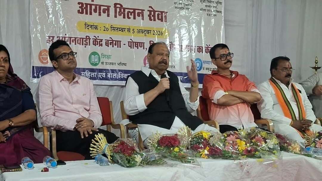 महिला-बाल विकास, स्वास्थ्य और शिक्षा विभाग की सेवाओं से सबका सर्वांगीण विकास सुनिश्चित : कैबिनेट मंत्री श्री काश्यप
सेवा संकल्प अभियान अंतर्गत आंगन मिलन उत्सव आयोजित, आंगनवाड़ी एवं आशा कार्यकर्ताओं का सम्मान
सेवा संकल्प अभियान अंतर्गत अलकापुरी कम्युनिटी हॉल में कैबिनेट मंत्री श्री चेतन्य काश्यप के मुख्य आतिथ्य में आंगन मिलन उत्सव कार्यक्रम आयोजित किया गया। कार्यक्रम का शुभारंभ दीप प्रज्वलन के साथ हुआ। इस अवसर पर उत्कृष्ट कार्य करने वाली आंगनवाड़ी कार्यकर्ताओं, सहायिकाओं एवं आशा कार्यकर्ताओं का सम्मान किया गया। कुपोषण से मुक्त हुए बच्चों को सुपोषित आहार प्रदान किया गया तथा लाड़ली बहनों का भी सम्मान किया गया।
तीनों विभाग सीधे जनकल्याण से जुड़े, इनकी सेवाओं से होगा सर्वांगीण विकास
मुख्य अतिथि कैबिनेट मंत्री श्री काश्यप ने कहा कि महिला एवं बाल विकास, स्वास्थ्य तथा शिक्षा विभाग जनकल्याण से सीधे जुड़े हुए हैं और इनकी पहुंच जन-जन तक है। यदि इन तीनों विभागों की सेवाएं समाज को बेहतर रूप से मिलती रहेंगी, तो सभी का सर्वांगीण विकास सुनिश्चित होगा। उन्होंने कहा कि बच्चों को किस प्रकार पोषण दिया जाना चाहिए, इस संबंध में सक्षम नागरिकों को भी जागरूक किया जाए, तो कोई भी बच्चा कुपोषित नहीं रहेगा।
मिलेट्स एवं संतुलित आहार की पोषण प्रदर्शनी आकर्षण का केंद्र रही
कार्यक्रम में आंगनवाड़ी कार्यकर्ताओं द्वारा मिलेट्स एवं अन्य पौष्टिक सामग्री से तैयार खाद्य पदार्थों की पोषण प्रदर्शनी लगाई गई। अतिथियों ने प्रदर्शनी का अवलोकन कर कार्यकर्ताओं के प्रयासों की सराहना की। श्री काश्यप ने कहा कि यदि पौष्टिक एवं संतुलित आहार को दैनिक दिनचर्या में शामिल किया जाए, तो बच्चों को कुपोषण से बचाने में महत्वपूर्ण मदद मिलेगी।
#jansampark #ratlam
#madhyapradesh