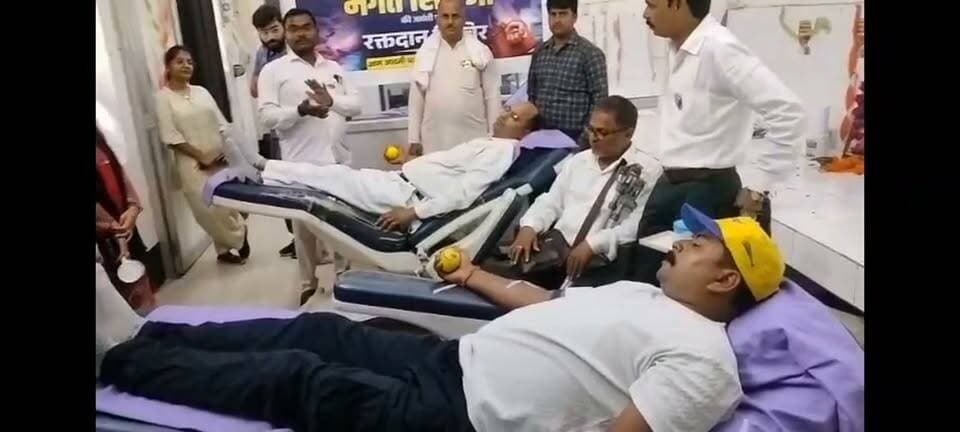 फिरोजाबाद। शहीद-ए-आजम भगत सिंह जी की जयंती पर आम आदमी पार्टी फिरोजाबाद ने SN मेडिकल कॉलेज में विशाल रक्तदान शिविर लगाया।
जिलाध्यक्ष "शीलेन्द्र वर्मा" ने कहा - _"रक्त का एक-एक कतरा किसी जरूरतमंद की जिंदगी बचा सकता है। भगत सिंह ने देश के लिए खून दिया, आज हम किसी अनजान की जिंदगी बचाने के लिए रक्त दे रहे हैं।"_
कार्यक्रम का शुभारंभ पूर्व जिलाध्यक्ष रघुनंदन दास गुप्ता जी ने किया। दोपहर 2 बजे तक 23 लोगों ने रक्तदान किया।
इस मौके पर महानगर अध्यक्ष नदीम सिद्दीकी, एड. अमित गर्ग सहित बड़ी संख्या में कार्यकर्ता व युवा मौजूद रहे।
इंकलाब जिंदाबाद! 🇮🇳
#BhagatSingh #RaktDaan #AamAadmiParty #Firozabad #SanjaySingh #BloodDonation #SevaBhav
