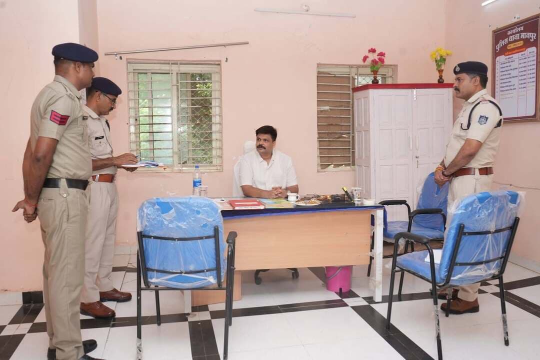 एसपी ने किया मानपुर थाने का निरीक्षण,चाक चोबंद मिली व्यवस्थाएं
-----
पुलिस अधीक्षक श्री मोती उर रहमान द्वारा आज मानपुर थाने का निरीक्षण किया गया। इस दौरान थाने मे सभी व्यवस्थाएं चाक चोबंद मिली
पुलिस अधीक्षक श्री मोती उर रहमान ने थाने के निरीक्षण के दौरान विभिन्न दस्तावेजों और संधारित किये जाने वाले रिकार्ड रजिस्टरो का अवलोकन किया। इसके साथ ही दर्ज अपराधों में अब तक हुई कार्यवाही और लंबित मामलों की समीक्षा की गई। निरीक्षण के दौरान थाना प्रभारी श्री सतीश दुबे सहित अन्य स्टॉफ मौजूद रहा।
एसपी श्री मोती उर रहमान को सभी स्टॉफ वर्दी पहने तथा प्रोटोकॉल के अनुसार मिला थाना परिसर मे साफ सफाई और भवन का रख रखाव भी बेहतर पाया गया प्रोटोकॉल के अनुरूप निरिक्षण के दौरान सभी व्यवस्थाये चाक चोबंद पायी गई।
-
CM Madhya Pradesh
Jansampark Madhya Pradesh
SP Sheopur
#JansamparkMP
#sheopur