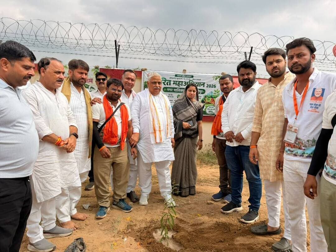 सेवा संकल्प यात्रा की सेसईपुरा में हुई भव्य आगवानी
श्योपुर में पौधरोपण के साथ ही संवाद कार्यक्रम का आयोजन
----
सेवा संकल्प अभियान अंतर्गत आयोजित किये जा रहे विभिन्न कार्यक्रमों के क्रम में वडनगर-वाराणसी जल, जन, सेवा संकल्प यात्रा अंतर्गत जिले में द्वितीय यात्रा के आगमन अवसर पर गत रात्रि को सेसईपुरा में भव्य आगवानी की गई। इस अवसर पर सांसद श्री शिवमंगल सिंह तोमर, सहरिया विकास प्राधिकरण की अध्यक्ष कैबीनेट मंत्री दर्जा श्रीमती गुड्डी बाई आदिवासी, जिला पंचायत अध्यक्ष श्रीमती गुड्डी बाई आदिवासी, भाजपा जिला अध्यक्ष श्री शशांक भूषण, प्रदेश कार्य समिति सदस्य श्री महावीर सिंह सिसौदिया, सांसद प्रतिनिधि श्री सुजीत गर्ग, भाजपा जिला महामंत्री श्री संजय अकोदिया, युवा मोर्चा जिला अध्यक्ष श्री मोनू सोनी, श्री बाबू सिंह यादव, श्री मेहरबान सिंह यादव, राजकुमार गुर्जर, श्री भरत सिंह गुर्जर, श्री चरण सिंह यादव आदि मौजूद रहें।
वडनगर-वाराणसी जल, जन, सेवा संकल्प यात्रा का रात्रि विश्राम श्योपुर में रहा। श्योपुर जिले में यात्रा के दौरान रविवार को विभिन्न कार्यक्रम आयोजित किये गये। इस अवसर पर कन्या महाविद्यालय श्योपुर में पौधरोपण कर पर्यावरण का संदेश दिया गया, इस दौरान प्रत्येक वर्ष एक पौधा लगाने और पौधे को वृक्ष बनने तक देखभाल करने का संकल्प भी लिया गया। पौधरोपण कार्यक्रम के दौरान सांसद श्री शिवमंगल सिंह तोमर, नगरपालिका अध्यक्ष श्रीमती रेणु सुजीत गर्ग, भाजपा जिला अध्यक्ष श्री शशांक भूषण, पूर्व विधायक श्री दुर्गालाल विजय, भाजपा प्रदेश कार्य समिति सदस्य श्री महावीर सिंह सिसौदिया, भाजपा के पूर्व जिला अध्यक्ष श्री अशोक गर्ग, भाजपा जिला महामंत्री श्री संजय अकोदिया, भाजपा नगर मंडल अध्यक्ष श्री मोनू सोनी, सांसद प्रतिनिधि श्री सुजीत गर्ग, भाजपा नगर मंडल अध्यक्ष श्री संजय मंगल, श्री राजबहादुर मारू सहित सेवा संकल्प यात्रा के सदस्य उपस्थित रहे।
इसके अलावा शासकीय क्रीडा परिसर ढेगदा में विद्यार्थियों के साथ संवाद कार्यक्रम आयोजित हुआ। कार्यक्रम के दौरान भाजपा जिला अध्यक्ष श्री शशांक भूषण, भाजप जिला उपाध्यक्ष श्री राघवेन्द्र जाट, भाजपा युवा मोर्चा जिला अध्यक्ष श्री मोनू सोनी, श्री राजबहादुर मारू, सहायक आयुक्त श्री राकेश गुप्ता, प्राचार्य श्री एमपी पिपरैया एवं विद्यार्थी उपस्थित रहे।
-
CM Madhya Pradesh
Jansampark Madhya Pradesh
#JansamparkMP
#sheopur