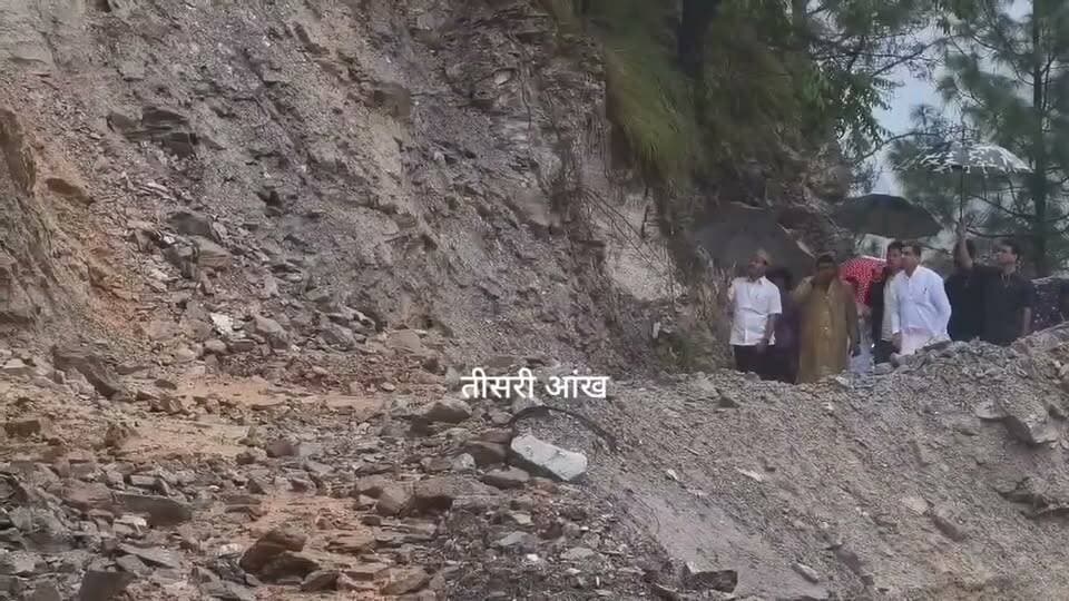 #तेज बारिश और पहाड़ी से गिरते पत्थर भी नहीं रोक पाये गढ़वाल सांसद का रास्ता।
लगातार हो रही बारिश भूस्खलन और दुर्गम रास्तों के बीच रिखणीखाल पहुंचे सांसद अनिल बलूनी।
#treding #viralreelschallenge