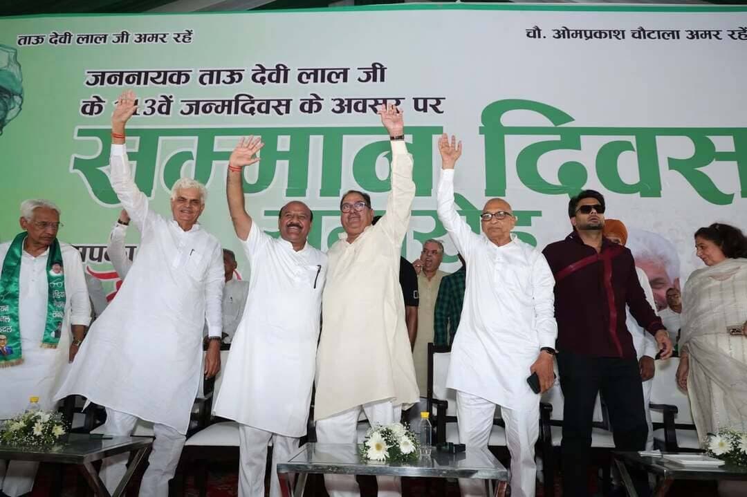 भाजपा को सत्ता से बाहर, कांग्रेस को सत्ता से रखेंगे दूर और बनाएंगे इनेलो की सरकार: अभय चौटाला
-नूंह में पूर्व उपप्रधानमंत्री चौ. देवीलाल की 113वीं जयंती पर आयोजित सम्मान दिवस रैली में उमड़ा जनसैलाब
-इनेलो अध्यक्ष ने तथ्यों के साथ भाजपा व कांग्रेस पर लगाई आरोपों की झड़ी
-कहा, गुरुग्राम की तर्ज पर करवाएंगे मेवात का विकास
नूंह, 27 सितंबर। इनेलो के राष्ट्रीय अध्यक्ष चौ. अभय सिंह चौटाला का कहना है कि चौ. देवीलाल व चौ. ओमप्रकाश चौटाला का मेवात से विशेष लगाव रहा और वे चाहे सत्ता में रहे या विपक्ष में रहे हमेशा ही मेवात के लोगों के बीच आए और इस इलाके को अनेक सुविधाएं दी। अब भविष्य में जब इनेलो सत्ता में आएगी तो मेवात के इलाके में सुविधाओं का विस्तार कर गुरुग्राम की तर्ज पर मेवात का विकास करावाया जाएगा। अभय सिंह चौटाला चौ. देवीलाल की 113वीं जयंती पर रविवार को नूंह में आयोजित सम्मान दिवस रैली को संबोधित कर रहे थे। करीब 75 एकड़ के विशाल सभा स्थल में हरियाणा के कोने-कोने से पहुंची भीड़ का अभिवादन व सलाम करते हुए चौ. अभय चौटाला ने पूर्व उपप्रधानमंत्री चौ. देवीलाल के व्यक्तित्व पर प्रकाश डाला और उनसे जुड़े संस्मरण भी साझा किए। सबसे पहले अभय चौटाला ने पूर्व उपप्रधानमंत्री चौ. देवीलाल की मूर्ति के समक्ष पुष्प अॢपत कर उन्हें नमन किया। इनेलो अध्यक्ष अभय चौटाला ने मौजूदा भारतीय जनता पार्टी के शासनकाल को जनविरोधी बताते हुए तथ्यों के साथ हमला बोला तो वहीं उन्होंने कांग्रेस को भाजपा की बी टीम बताते हुए कहा कि जनता के सामने कांग्रेस का असली चेहरा बेनकाब हो चुका है। अभय सिंह चौटाला ने कहा कि कभी हरियाणा खेल, खेती और रोजगार के लिए जाना जाता था। आज हरियाणा नशे की चर्चा में है। बेरोजगारी की चर्चा में है। अपराध की चर्चा में है। पेपर लीक की चर्चा में है। किसानों के आंदोलन की चर्चा में है। उन्होंने कहा कि बेरोजगारी से प्रदेश का नौजवान सबसे ज्यादा परेशान हैं। सरकारी नौकरियों की भर्ती निकलती है, तो पेपर लीक हो जाता है। परीक्षा होती है, तो रिजल्ट अटक जाता है। अभय सिंह चौटाला ने कहा कि साल 1989 में दिल्ली के बोट क्लब पर चौ. देवीलाल के जन्मदिन पर रैली की गई। इस रैली में पूरा विपक्ष एक मंच पर था। रैली ने राजनीतिक गलियारों में संदेश दिया कि कांग्रेस सत्ता से बाहर हो रही है और चौ.देवीलाल के नेतृत्व