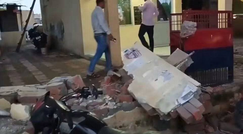 #बस्ती :बड़ेबन पुलिस चौकी में अनियंत्रित क्रेन घुसी, दीवार और 2 बाइक क्षतिग्रस्त