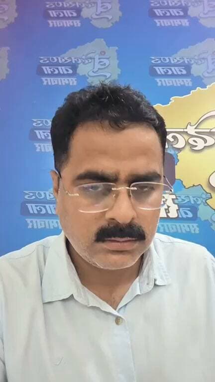 युवती के अपहरण की सच्चाई क्या ?, नौगांव में दहशत का माहौल, नौगांव मेला ग्राउंड के बाहर से युवती के अपहरण की सूचना, सफेद अर्टिगा कार में ले जाने का आरोप
छतरपुर जिले के नौगांव मेला ग्राउंड के बाहर से एक युवती को सफेद रंग की अर्टिगा कार में ले जाने की सूचना सामने आई है। कार का नंबर MP 16 4338 बताया जा रहा है।
घटना की सूचना के बाद ASP, SDOP समेत कई थाना प्रभारी मौके पर पहुंचे और मामले की जानकारी जुटाते हुए जांच शुरू कर दी गई है।
पुलिस द्वारा युवती की तलाश और घटना की जांच की जा रही है।
Bundelkhand Wala Pushpendra Pratap Singh - गुड्डू भैया SP Chhatarpur @IGsagar #igsagar Collector Office Chattarpur