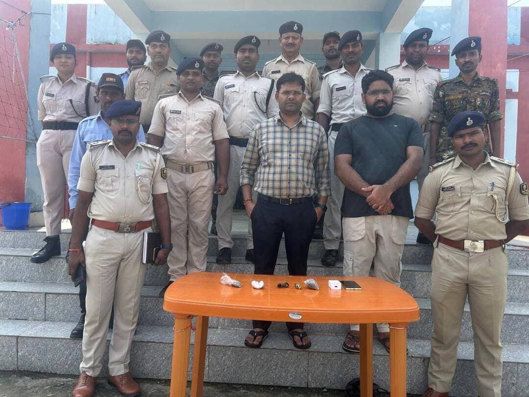 औरंगाबाद Place of Safety में प्रधान दंडाधिकारी के नेतृत्व में सघन छापेमारी,एक मोबाइल और गांजा बरामद।
औरंगाबाद के बभंडी स्थित Place of Safety में आज प्रधान दंडाधिकारी के नेतृत्व में सघन जांच अभियान चलाया गया।
किशोर न्याय बोर्ड के प्रधान दंडाधिकारी सह ACJM सुशील प्रसाद सिंह के नेतृत्व में प्लेस ऑफ सेफ्टी के हर कमरे की गहन तलाशी ली गई।
अधिवक्ता सतीश कुमार स्नेही ने बताया कि यह जांच प्लेस ऑफ सेफ्टी को लेकर लगातार मिल रही शिकायतों और सोशल मीडिया पर मारपीट से संबंधित चल रही खबरों के मद्देनजर की गई है।
इस जांच अभियान में किशोर न्याय बोर्ड औरंगाबाद के प्रधान दंडाधिकारी सुशील प्रसाद सिंह के साथ सहायक निदेशक बाल संरक्षण इकाई औरंगाबाद, मुफ्फसिल थाना की पुलिस और सेफ्टी होम के कर्मी मौजूद थे।
जांच के दौरान एक मोबाइल, कम मात्रा में गांजा और खैनी तथा अन्य आपत्तिजनक सामान बरामद किया गया है। इसमें दो विधि विरुद्ध किशोरों की भूमिका संदिग्ध लग रही है, जिसकी जांच चल रही है। जांच रिपोर्ट तैयार की जा रही है।