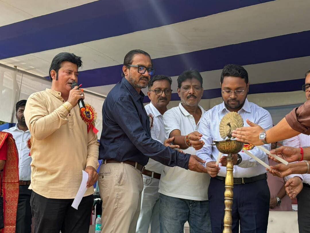 आज कोशी रेलवे फुटबॉल स्टेडियम, न्यू कॉलोनी, कटिहार में खेल विभाग, बिहार राज्य खेल प्राधिकरण, पटना एवं जिला प्रशासन के संयुक्त तत्त्वाधान में जिला स्तरीय विद्यालय बालक/बालिका अंडर-14/17/19 खेल प्रतियोगिता, 2026 का शुभारंभ अपर समाहर्त्ता, कटिहार द्वारा किया गया।
Information & Public Relations Department, Government of Bihar Samrat Choudhary CMO Bihar Art, Culture and Youth Department, Government of Bihar Katihar Police