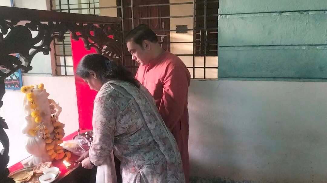 एसपी बने सार्थक श्राद्ध के प्रेरणा स्रोत,आशा आश्रय में की श्राद्ध श्रद्धा भोजन की शुरुआत
बड़वानी 27 सितंबर 2026/भारतीय सनातन परंपराएं सदैव ही समाज के हर वर्ग को ध्यान में रखकर जीवन शैली का हिस्सा बनी है। हर एक धार्मिक आचरण एवं संस्कार में कोई न कोई भावपूर्ण उद्देश्य जुड़ा हुआ है। जो इन उद्देश्यों को समझ लेता है वह इसे सहर्ष आत्मसात करते हुए उसका अनुपालन करता है। हमारी परंपराओं के पीछे छुपी सर्वजन हित भावना सामाजिक ताने-बाने को सुदृढ़ बनाने का कार्य करती है। यह श्रद्धा हमारे दिवंगत पूर्वजों के प्रति उन्हें याद करने की एक मन भावना है। वहीं दूसरी ओर पितृपक्ष के पालन के नियम में जरूरतमंदों को भोजन कराना वस्त्र दान करना तथा अन्य सहयोगी संसाधनों को देना सिखाया गया है। इसी कड़ी में बड़वानी पुलिस अधीक्षक श्री पद्मविलोचन शुक्ल के द्वारा अपनी माता जी के पुण्य श्राद्ध के अवसर पर आशा ग्राम ट्रस्ट द्वारा संचालित निराश्रित मनोरोगियों के आश्रय गृह में सह परिवार श्री गणेश पूजन कर सार्थक श्राद्ध श्रद्धा की पहल की गई। उन्होंने जरूरतमंदों को भोजन करवा कर सभी लोगों को भी इस भाव से जुड़ने के लिए प्रेरित किया। ट्रस्ट के सचिव डॉ चक्रेश पहाड़िया ने बताया आशा आश्रय गृह से कोई भी व्यक्ति किसी भी स्वरूप में सहयोगी के रूप में जुड़ सकता है तथा अपना योगदान दे सकता है। सार्थक श्राद्ध श्रद्धा उसी की एक परिणीति है। इस दौरान बड़वानी पुलिस अधीक्षक श्री शुक्ला सह परिवार उपस्थित हुए। इस अवसर पर श्री धीरज बब्बर एडिशनल एसपी, डॉ केपी सिंह ट्रस्टी,बड़वानी थाना प्रभारी श्री बलजीत सिंह बिसेन, श्री गजेंद्र सिंह निगवाल आर आई ट्रस्ट के श्री सचिन दुबे,एवं अन्य पुलिस अधिकारी उपस्थित रहे।