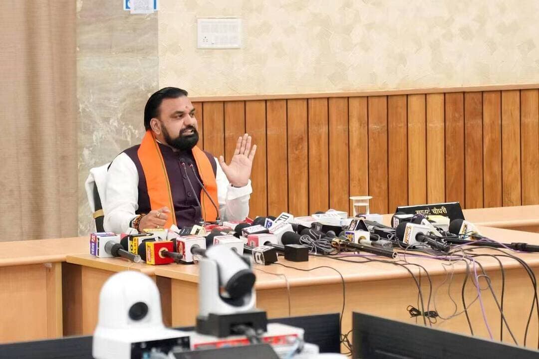 माननीय मुख्यमंत्री श्री सम्राट चौधरी जी ने आज मुख्यमंत्री सचिवालय स्थित ‘संवाद’ कक्ष में आयोजित संवाददाता सम्मेलन में पत्रकारों से बातचीत की। इस दौरान उन्होंने बिहार में कराए गए विशेष गहन पुनरीक्षण (एस०आई०आर०) को लेकर विभिन्न राजनीतिक दलों द्वारा उठाए जा रहे सवालों पर स्थिति स्पष्ट की।
माननीय मुख्यमंत्री जी ने कहा कि बिहार में एस०आई०आर० की प्रक्रिया निर्धारित नियमों एवं पूरी पारदर्शिता के साथ संपन्न की गई है। इसे लेकर लगाए जा रहे आरोप तथ्यहीन एवं बेबुनियाद हैं। एस०आई०आर० के दौरान किसी भी पात्र व्यक्ति का नाम मतदाता सूची से नहीं हटाया गया। दावे एवं आपत्तियां दर्ज कराने के लिए निर्धारित प्रक्रिया भी उपलब्ध रही।
माननीय मुख्यमंत्री जी ने कहा कि मतदाता सूची एक गतिशील सूची है, जिसमें समय-समय पर नए पात्र मतदाताओं के नाम जोड़े जाते हैं तथा मृत्यु, स्थानांतरण एवं अन्य कारणों से आवश्यक संशोधन किए जाते हैं। मतदाता सूची का नियमित पुनरीक्षण निर्वाचन प्रक्रिया का सामान्य हिस्सा है।
Samrat Choudhary CMO Bihar Information & Public Relations Department, Government of Bihar #CMSamrat
#samratChoudhary
#CMsamrat