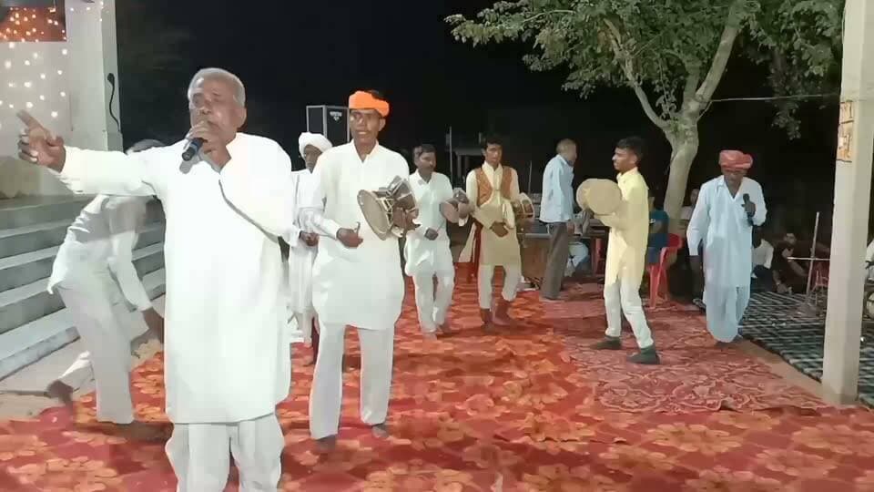 आपणी योजना के पीछे पेमाराम बरोड़ भगत की मेड़ी पर जाहरवीर गोगाजी महाराज के जागरण में डेरु नृत्य पर झूमे श्रद्धालु, सभापति गोयनका ने कि कार्यक्रम में शिरकत
#gogamedinews #follower #nonfollowers
#highlight