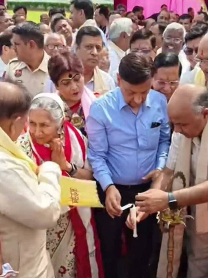 भिवानी के नवनिर्मित अग्रसेन भवन में देश के प्रथम 111 फुट ऊंचे अग्र ध्वज को देश की अमीर
हिसार से विधायक एवं पूर्व मंत्री सावित्री जिंदल ने फहराया.....
इस अवसर पर हरियाणा विधानसभा के उपाध्यक्ष एवं जींद से विधायक कृष्ण मिढा,भिवानी विधायक घनश्याम सरार्फ व असंख्य अग्र बंधु साक्षी थे।