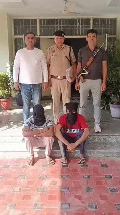 सीआईए स्टाफ प्रथम भिवानी ने बवानी खेड़ा से भिवानी मोटरसाइकिल पर हेरोइन लेकर आ रहे दो आरोपियों को किया गिरफ्तार
*पुलिस टीम ने आरोपियों के कब्जे से कुल 13.28 ग्राम मादक पदार्थ हेरोइन किया बरामद, मोटरसाइकिल पुलिस कब्जे में।*
*एक आरोपी के विरुद्ध पहले भी एनडीपीएस एक्ट के तहत अभियोग दर्ज।*
पुलिस अधीक्षक भिवानी श्री मयंक मिश्रा, आईपीएस द्वारा जिला पुलिस को मादक पदार्थों की तस्करी एवं बिक्री में संलिप्त आरोपियों की धरपकड़ कर उनके विरुद्ध प्रभावी कानूनी कार्रवाई करने के निर्देश दिए गए हैं।
इन्हीं निर्देशों के तहत कार्रवाई करते हुए सीआईए स्टाफ प्रथम भिवानी की टीम ने मोटरसाइकिल पर मादक पदार्थ लेकर भिवानी की तरफ आ रहे दो व्यक्तियों को गिरफ्तार करने में सफलता हासिल की है।
दिनांक 26.09. 2026 को सीआईए स्टाफ प्रथम भिवानी के उप निरीक्षक राजेश अपनी पुलिस टीम के साथ गश्त एवं पड़ताल ड्यूटी के दौरान गांव जाटू लुहारी में मौजूद थे। इसी दौरान पुलिस टीम को विश्वसनीय सूत्रों से सूचना प्राप्त हुई कि एक मोटरसाइकिल पर सवार दो व्यक्ति बवानी खेड़ा से मादक पदार्थ लेकर भिवानी की तरफ आ रहे हैं। सूचना के आधार पर पुलिस टीम द्वारा बाईपास बवानी खेड़ा पुल के नीचे नाकाबंदी की गई। कुछ समय बाद सूचना के अनुसार एक मोटरसाइकिल पर सवार दो व्यक्तियों को रुकवाकर उनकी तलाशी ली गई। तलाशी के दौरान दोनों आरोपियों के कब्जे से कुल 13.28 ग्राम मादक पदार्थ हेरोइन बरामद हुई।
*गिरफ्तार किए गए आरोपियों की पहचान शिवम पुत्र मनोज निवासी नया बाजार, भिवानी तथा मानव पुत्र जयप्रकाश निवासी नया बाजार, भिवानी के रूप में हुई है।*
*पुलिस टीम द्वारा आरोपियों के कब्जे से बरामद मोटरसाइकिल को भी पुलिस कब्जे में लिया गया है।*
पुलिस जांच में सामने आया है कि आरोपी मादक पदार्थ को बवानी खेड़ा से भिवानी में बिक्री के उद्देश्य से लेकर आ रहे थे। आरोपी शिवम के विरुद्ध पहले भी एनडीपीएस एक्ट के तहत अभियोग दर्ज है।
दोनों आरोपियों के विरुद्ध एनडीपीएस एक्ट के तहत थाना बवानी खेड़ा में अभियोग दर्ज कर आगामी कानूनी कार्रवाई अमल में लाई गई। दोनों आरोपियों को आज माननीय न्यायालय में पेश किया गया, जहां माननीय न्यायालय के आदेशानुसार दोनों आरोपियों को न्यायिक हिरासत में भेज दिया गया।
पुलिस प्रवक्ता भिवानी।।
