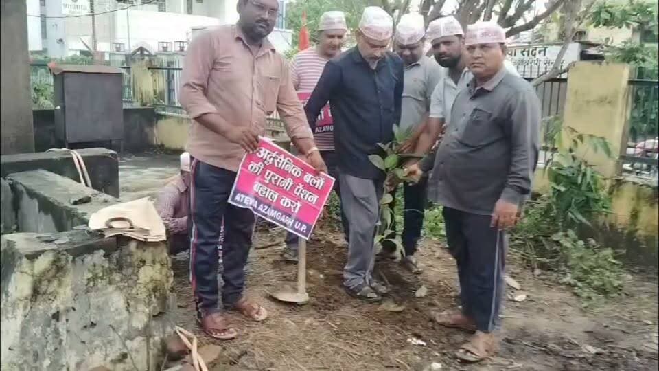 ग्रामीण सफाई कर्मियों ने पौधारोपण कर सरकार से पुरानी पेंशन बहाली की उठाई मांग