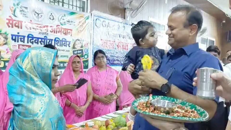 #सठियांव बहुउद्देशीय शिविर में पहुंचे डीएम रविंद्र कुमार पीएम आवास लाभार्थियों को सौंपी चाबी स्टालों का किया निरीक्षण शिशुओं को कराया अन्नप्राशन