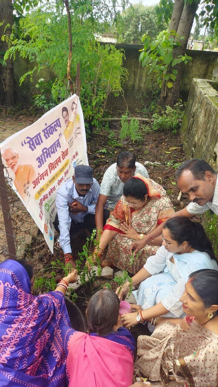 सेवा संकल्प अभियान में सजा आंगन, खिले बचपन
सेवा सहभागिता और राष्ट्र निर्माण के संकल्प को जन-जन तक पहुंचाने के उद्देश्य से प्रदेश में 17 सितंबर से सेवा संकल्प अभियान प्रारंभ किया गया है। अभियान के तहत 26 सितंबर से 5 अक्टूबर तक आंगन मिलन सेवा कार्यक्रम आयोजित किए जा रहे हैं।
इसी क्रम में 26 सितंबर को जिले की मंडला, मोहगांव एवं नैनपुर परियोजनाओं के विभिन्न आंगनवाड़ी केंद्रों में आंगन मिलन कार्यक्रम आयोजित किए गए। आंगनवाड़ी केंद्र टिकरवारा-2 में मध्यप्रदेश शासन की कैबिनेट मंत्री श्रीमती सम्पतिया उईके एवं सरपंच श्रीमती श्रद्धा उईके करवेती की उपस्थिति में कार्यक्रम का शुभारंभ हुआ।
अन्य केंद्रों पर जनप्रतिनिधियों ने सहभागिता की। कार्यक्रमों में वृक्षारोपण, आंगनवाड़ी कार्यकर्ताओं एवं सहायिकाओं का पुष्पमाला व प्रशस्ति पत्र से सम्मान, बच्चों के लिए खेल एवं कहानी गतिविधियाँ तथा स्वच्छता जागरूकता कार्यक्रम आयोजित किए गए। गर्भवती एवं धात्री माताओं, महिलाओं और बच्चों को फल, चॉकलेट एवं मिठाई वितरित की गई।
कार्यक्रम के प्रथम दिवस उपस्थित प्रतिभागियों को प्रधानमंत्री एवं मुख्यमंत्री के संदेश का वीडियो भी दिखाया गया। इस अवसर पर परियोजना अधिकारी, पर्यवेक्षक, आंगनवाड़ी कार्यकर्ता-सहायिका एवं ग्रामीणजन उपस्थित रहे।
Jansampark Madhya Pradesh
CM Madhya Pradesh
#mandla
#सेवा_संकल्प_अभियान #SevaSankalpAbhiyan
Sampatiya Uikey