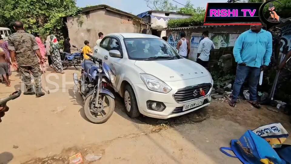 ସୋନପୁର ପୋଲିସ ଥାନାର ଏକ ଟିମ୍ ଜନମୁରା ଗ୍ରାମସ୍ଥିତ ଅଭିଯୁକ୍ତ ରାଜେଶ ମିଶ୍ରଙ୍କ ଘରେ ଚଢ଼ାଉ
#rishitv #CrimeNews #ganza #seized
ତଲାସୀ ସମୟରେ ପୋଲିସ ଟିମ୍ ୪୧.୪୦୦ କିଲୋଗ୍ରାମ ଗଞ୍ଜେଇ, ୩୮୦ ବୋତଲ କଫ୍ ସିରପ୍, ୧ଟି ଏୟାର ପିସ୍ତଲ ଏବଂ ନଗଦ ₹୧,୧୯,୦୦୦/- ଜବତ କରିଛନ୍ତି । ଘରର ମାଲିକ ଜବତ ହୋଇଥିବା ଉପରୋକ୍ତ ସାମଗ୍ରୀଗୁଡ଼ିକ ନିଜ ଦଖଲରେ ରଖିବା ସମ୍ପର୍କରେ କୌଣସି ବୈଧ ଦଲିଲ କିମ୍ବା ଆଇନସମ୍ମତ କାରଣ ଉପସ୍ଥାପନ କରିପାରିନଥିଲେ । ଏହି ସମ୍ପର୍କରେ ସୋନପୁର ପୋଲିସ ଥାନାରେ ଏକ ମାମଲା ରୁଜୁ କରାଯାଇଛି ଏବଂ ଘଟଣାର ତଦନ୍ତ ଜାରି ରହିଛି । ଏହି ମାମଲାରେ ଦୁଇଜଣ ଅଭିଯୁକ୍ତଙ୍କୁ ଅଟକ ରଖାଯାଇଛି ଏବଂ ଆଇନ ଅନୁଯାୟୀ ସେମାନଙ୍କୁ ନ୍ୟାୟିକ ହେପାଜତକୁ ପଠାଯିବ ।