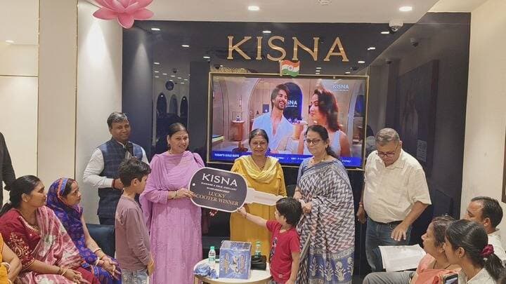 Kisna Diamond & Gold Jewellery
के लकी ड्रा में संतोषी सिंह ने जीता स्कूटी
#Mau #luckydraw #Kisna #jewellerydesign