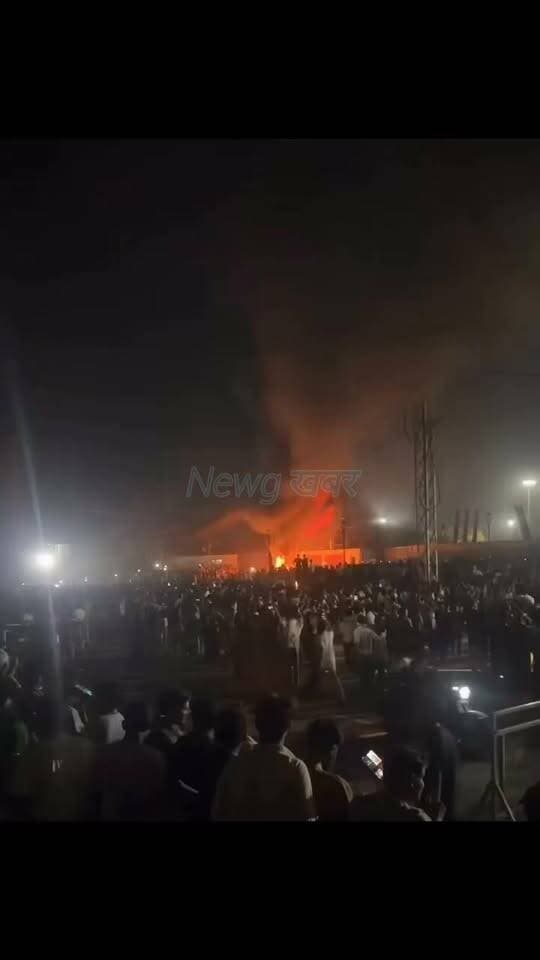LPU में छात्रा से रेप की अफवाह के बाद बवाल, छात्रों ने नेशनल हाईवे किया जाम; पुलिस से झड़प
लवली प्रोफेशनल यूनिवर्सिटी (LPU) में छात्रा से रेप की अफवाह के बाद शुरू हुआ विवाद थमने का नाम नहीं ले रहा है। शनिवार से छात्र इस मामले को लेकर प्रदर्शन कर रहे हैं। अब प्रदर्शनकारी छात्रों ने नेशनल हाईवे जाम कर दिया, जिसके बाद स्थिति तनावपूर्ण हो गई। यूनिवर्सिटी के बाहर प्रदर्शन कर रहे छात्रों और पुलिस के बीच झड़प की भी खबर है।
#LPU #LovelyProfessionalUniversity #LPUProtest #Punjab #StudentsProtest #Phagwara #PunjabPolice #BreakingNews #LatestUpdates