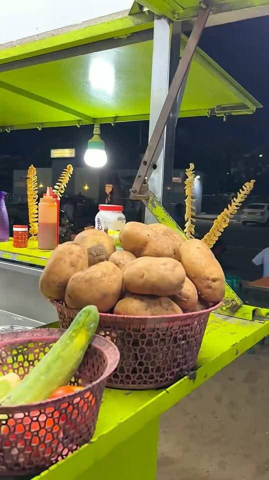 Tamil Lady Making Crispy Potato Twister 😍🔥 | Street Food
#PotatoTwister #TamilStreetFood #StreetFood #CrispyPotato #PotatoLovers #IndianStreetFood #StreetFoodIndia #Foodie #FoodLovers