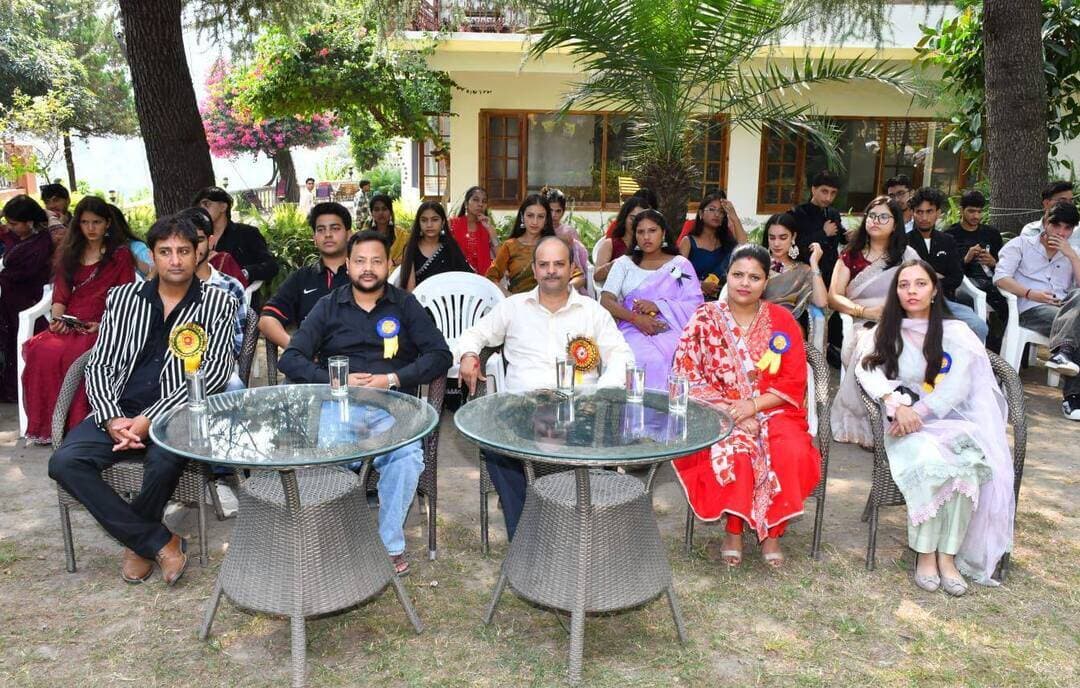 राजकीय महाविद्यालय चम्बा के बीबीए विभाग के वरिष्ठ विद्यार्थियों द्वारा नए एवं कनिष्ठ विद्यार्थियों के स्वागत के लिए फ्रेशर कार्यक्रम का आयोजन अनंतसन रिसोर्ट, राजपुरा में किया गया। कार्यक्रम में पीजीडीसीए विभाग के समन्वयक प्रो. अविनाश ने मुख्यातिथि के रूप में शिरकत की।
कार्यक्रम के दौरान बीबीए विभाग की ओर से दिग्विजय ठाकुर, वेद ज्योति एवं भुवनेश्वरी तथा हितेष सलवानिया विशिष्ट अतिथि के रूप में उपस्थित रहे। वरिष्ठ विद्यार्थियों द्वारा नवागंतुक विद्यार्थियों के स्वागत के लिए रंगारंग सांस्कृतिक कार्यक्रम प्रस्तुत किए गए। कार्यक्रम में गायन, नृत्य, शायरी सहित विभिन्न मनोरंजक गतिविधियों का आयोजन किया गया। इसके साथ ही विद्यार्थियों के लिए जलपान एवं दोपहर के भोजन की भी व्यवस्था की गई।
बीबीए प्रथम वर्ष के विद्यार्थियों ने विभिन्न प्रस्तुतियों एवं रोचक गतिविधियों में उत्साहपूर्वक भाग लिया। विद्यार्थियों के आत्मविश्वास, प्रतिभा, व्यक्तित्व एवं प्रस्तुतियों के आधार पर विभिन्न टाइटल प्रदान किए गए। इनमें मिस्टर फ्रेशर्स – अक्षित शर्मा, मिस फ्रेशर – कनिका, मिस चार्मिंग – नमस्वी पंडित तथा मिस्टर हैंडसम – अभिषेक चुने गए।
कार्यक्रम के दौरान विद्यार्थियों द्वारा प्रस्तुत विभिन्न सांस्कृतिक प्रस्तुतियों ने उपस्थित सभी लोगों को मंत्रमुग्ध कर दिया। मुख्यातिथि प्रो. अविनाश ने सभी टाइटल विजेताओं को टाइटल पहनाकर एवं स्मृति चिन्ह प्रदान कर सम्मानित किया।
इस अवसर पर मुख्यातिथि प्रो. अविनाश ने अपने आशीर्वचन देते हुए कहा कि फ्रेशर कार्यक्रम केवल मनोरंजन का माध्यम नहीं है, बल्कि यह नए विद्यार्थियों को महाविद्यालय परिवार से जोड़ने, उनमें आत्मविश्वास विकसित करने तथा वरिष्ठ एवं कनिष्ठ विद्यार्थियों के बीच सौहार्दपूर्ण संबंध स्थापित करने का महत्वपूर्ण अवसर है। उन्होंने विद्यार्थियों को अपने शैक्षणिक जीवन के साथ-साथ सांस्कृतिक, रचनात्मक एवं सामाजिक गतिविधियों में भी सक्रिय रूप से भाग लेने के लिए प्रेरित किया। उन्होंने कहा कि विद्यार्थियों को अपने लक्ष्य निर्धारित कर अनुशासन, सकारात्मक सोच एवं निरंतर मेहनत के साथ आगे बढ़ना चाहिए। उन्होंने सभी नवागंतुक विद्यार्थियों के उज्ज्वल भविष्य एवं सफल शैक्षणिक जीवन के लिए शुभकामनाएं दीं।
कार्यक्रम के अंत में टाइटल विजेताओं, मुख्यातिथि एवं अध्यापकों द्वारा केक काटा गया। इस अवसर पर विद्यार्थियों में विशेष उत्साह एवं उमंग देखने को मिली। कार्यक्रम ने नए विद्यार्थियों को महाविद्यालय जीवन की सुखद एवं यादगार शुरुआत प्रदान की।
#Chamba #Himachal #Pradesh #post #highlight