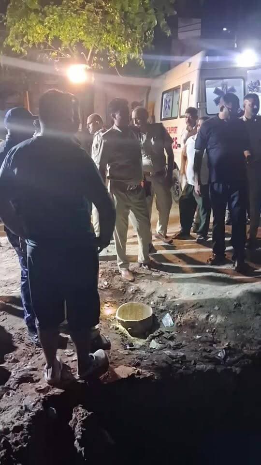 🚨 फरीदाबाद के सीही गांव में दर्दनाक हादसा! खुले बोरवेल में गिरी 3 साल की मासूम, पाइप से सुनाई दे रही रोने की आवाज… मौके पर रेस्क्यू ऑपरेशन जारी, मां-बाप का रो-रोकर बुरा हाल 😢🚨
#Faridabad #SihiVillage #RescueOperation #BorewellAccident #BreakingNews #FaridabadNews #RescueTeam #A2ZNewsUpdate