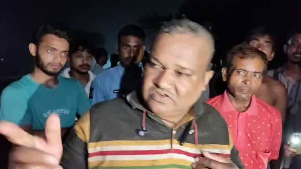 🚨 এইমাত্র! ঝুঁনকায় ভয়াবহ দুর্ঘটনা!
একটা ধাক্কা—বাইক আরোহী সোজা জলভর্তি নালায়!
🏍️ বাইকের পিছনে দ্রুতগতির চারচাকার ধাক্কা
💥 জাতীয় সড়ক থেকে ছিটকে নালায় বাইক আরোহী
🚨 দুর্ঘটনার পর ৫ জন পালিয়ে যাওয়ার অভিযোগ
⚠️ স্থানীয়দের দাবি—তাঁরা মদ্যপ অবস্থায় ছিলেন, তবে অভিযোগের সত্যতা নিশ্চিত নয়।
❓ কীভাবে ঘটল দুর্ঘটনা? বাইক আরোহীর কী অবস্থা?
🎥 ঘটনাস্থল থেকে এক্সক্লুসিভ লাইভ—সবকিছু দেখাচ্ছি। সঙ্গে থাকুন।