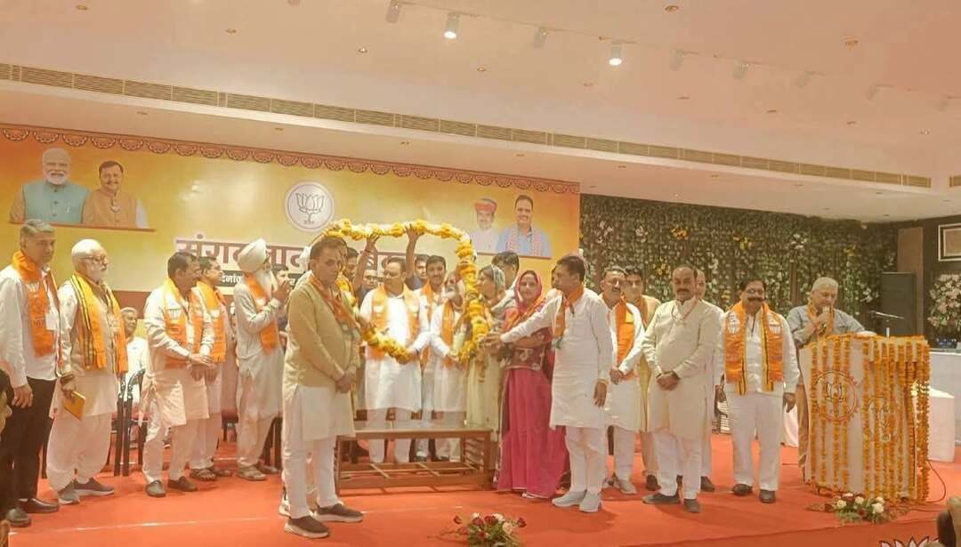 माननीय मुख्यमंत्री जी के कौन कौन पास हैं फोटो मे जरूर देखिए सूरतगढ़ में राजस्थान के माननीय मुख्यमंत्री श्री Bhajanlal Sharma जी के नेतृत्व में आयोजित कार्यकर्ता संवाद कार्यक्रम।
बैठक में संगठन के आगामी कार्यक्रमों, चुनावी तैयारियों एवं संगठनात्मक गतिविधियों को लेकर विस्तृत चर्चा की गई।
Narendra Modi Amit Shah Nitin Nabin Madan Rathore Ajaey Kumar Bharatiya Janata Party (BJP) BJP Rajasthan