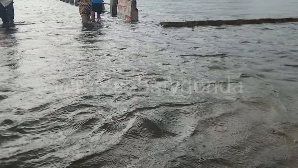 अभी रेलिंग के दो डंडे तक पानी है, हो सकता है रात में या सुबह तक तीन डंडे तक पहुंच जाए, इसीलिए होशियार रहिये, सतर्क रहिए, जान है तो जहान है।
नोट - तस्वीरें गोंडा से कटराबाजार जाने वाली रोड पर पड़ने वाले चंदवतपुर घाट पुल की हैं, जहां पुल के ऊपर शाम को 5:00 बजे तक पानी घुटनों से ऊपर था अब रात में क्या होता है और सुबह क्या स्थिति होती है यह देखने वाली बात होगी।